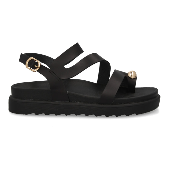 Sandalias cómodas de tiras mujer con adorno metálico.