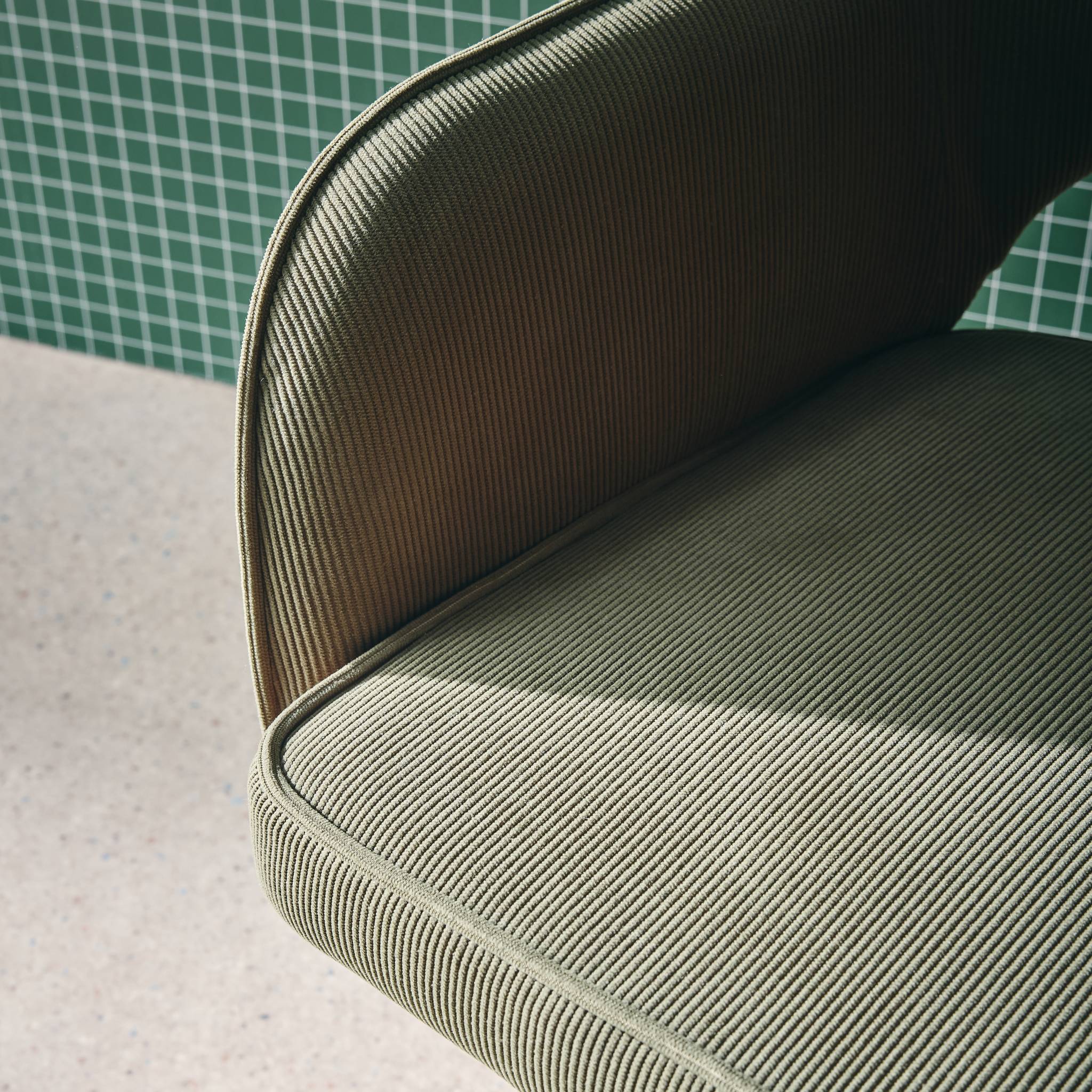 Chaise de bureau à roulettes velours côtelé kaki piétement chromé. L 60 x P 62 x H 89 / 99cm