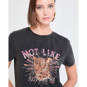 T-shirt con effetto lavato e stampa posizionale