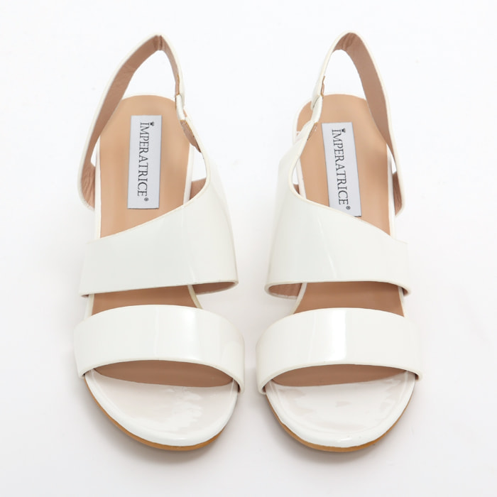 Sandali in simil pelle verniciata con tacco