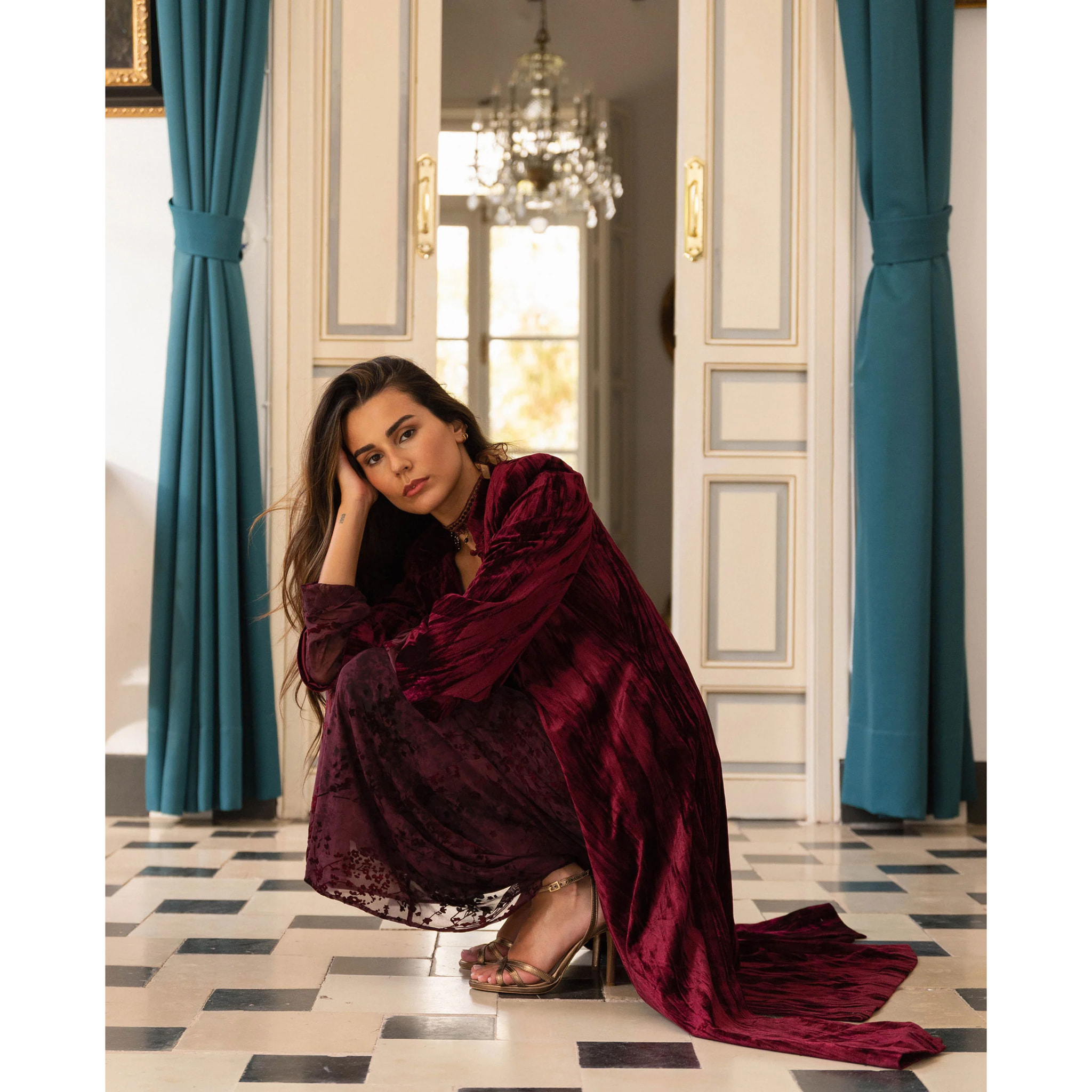 Vestido largo flocado granate con escote cuadrado de mujer