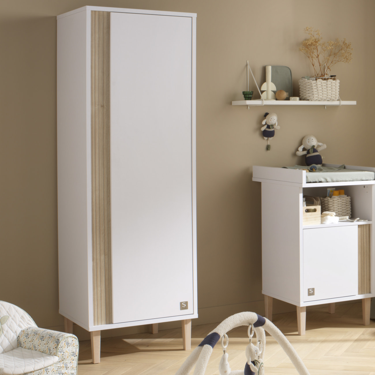 Armoire 1 porte détail imitation bois texturé et pieds bois