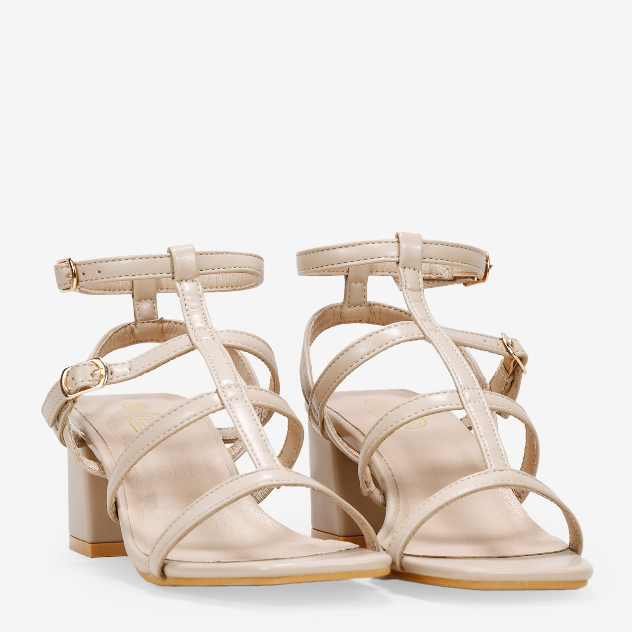 Sandalias de tacón beige con tiras y hebilla
