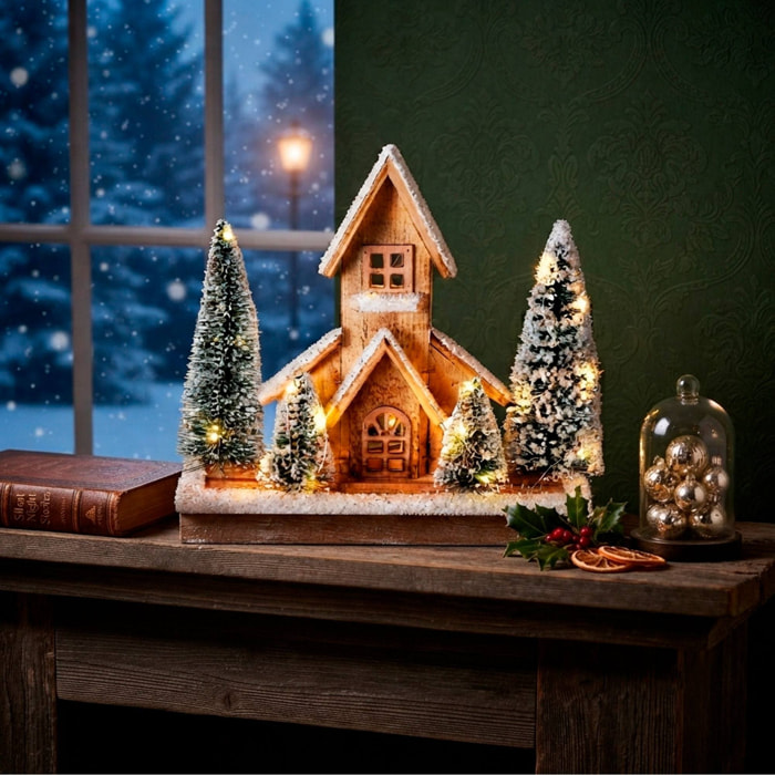 Casa navideña de madera con led blanco cálido y 4 árboles nevados, temporizador 6h 32x9x27 cm