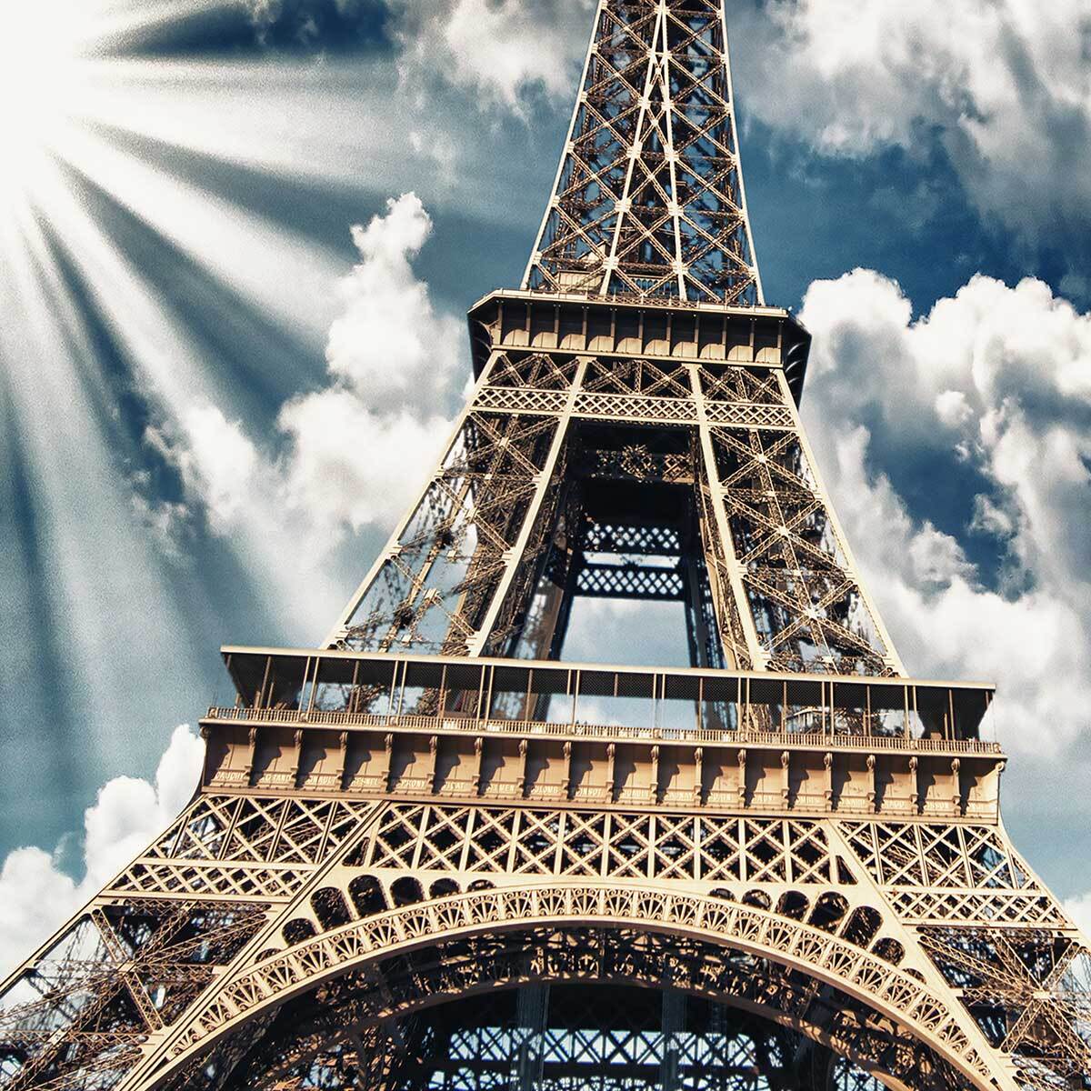Affiche encadrée tour Eiffel sous un ciel dramatique Affiche + cadre en métal - Noir