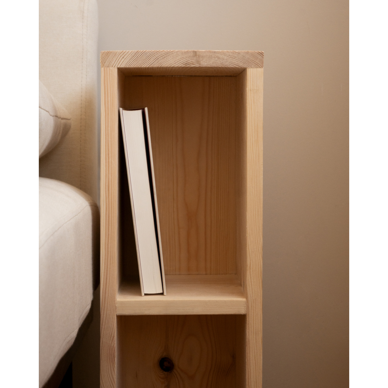 Table de chevet ou table d'appoint en bois massif ton naturel 60x20cm Hauteur: 60 Longueur: 20 Largeur: 20