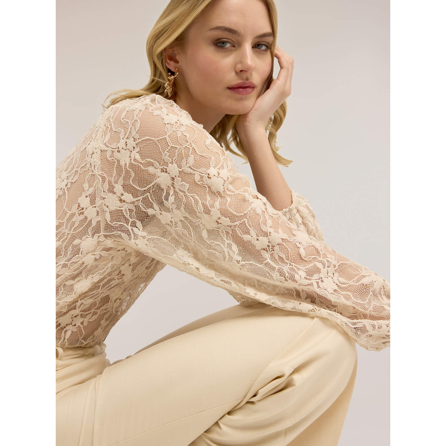 Motivi - Blusa in pizzo con maniche lunghe - Beige