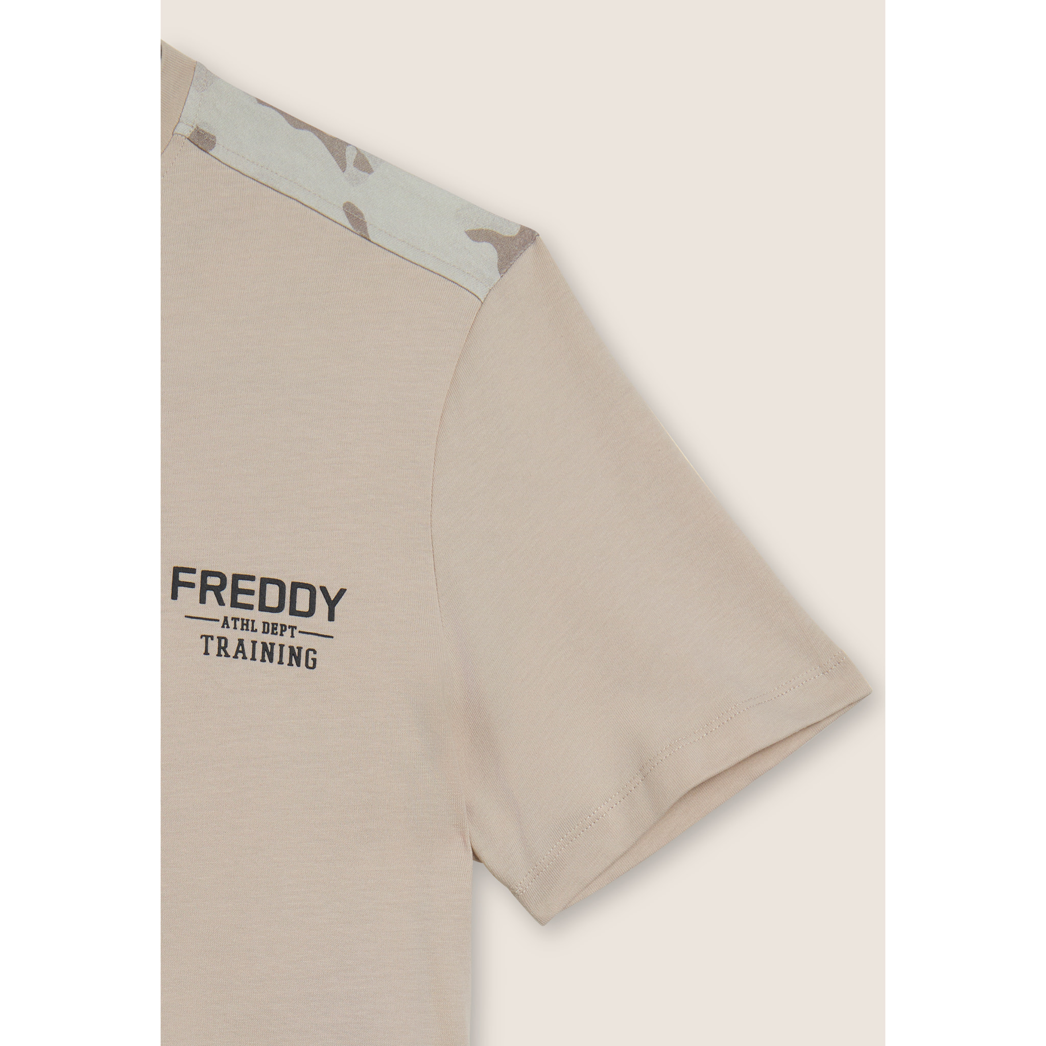 T-shirt con inserti camouflage e logo sul cuore