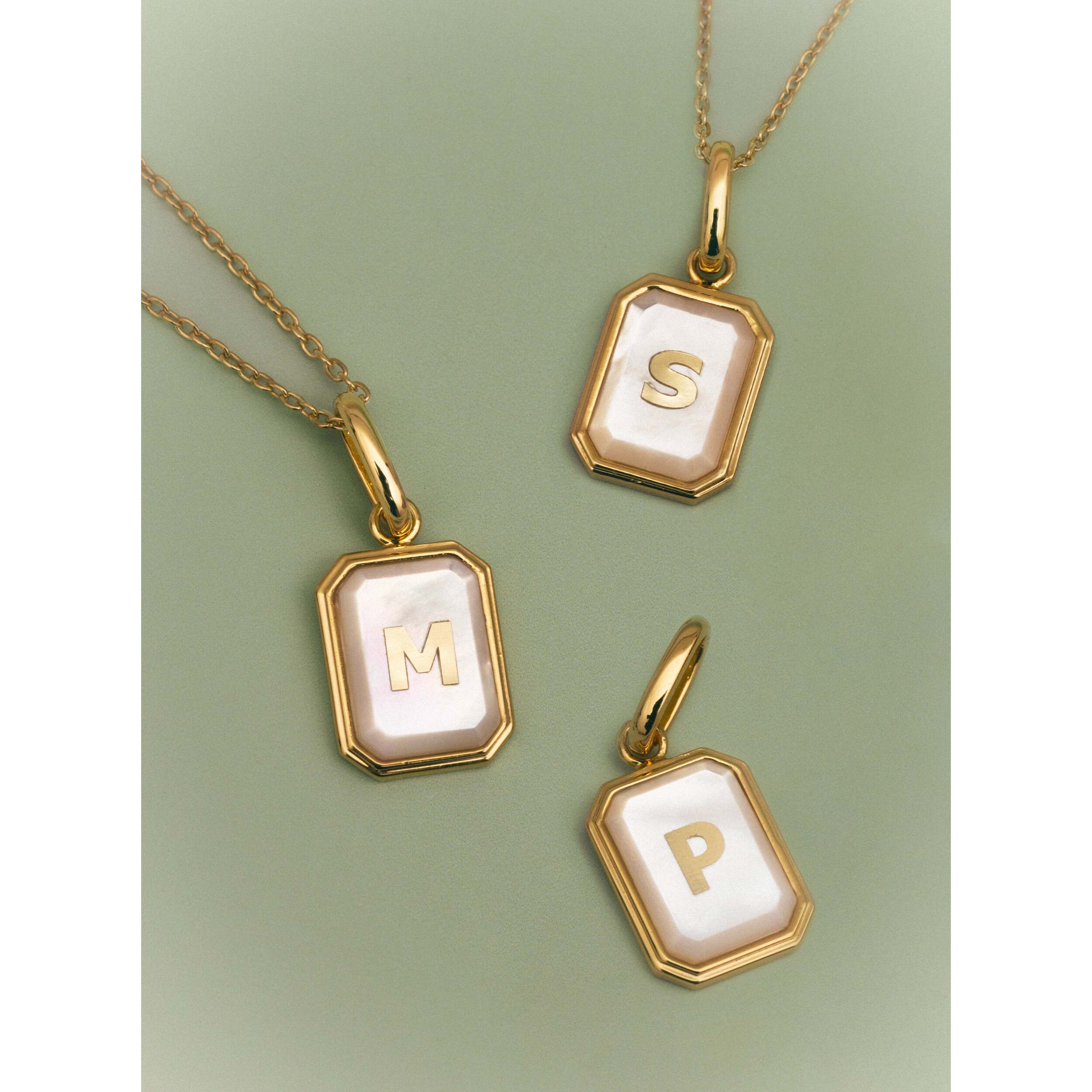 Charm Personalized Letter Mother of Pearl Placcato Oro