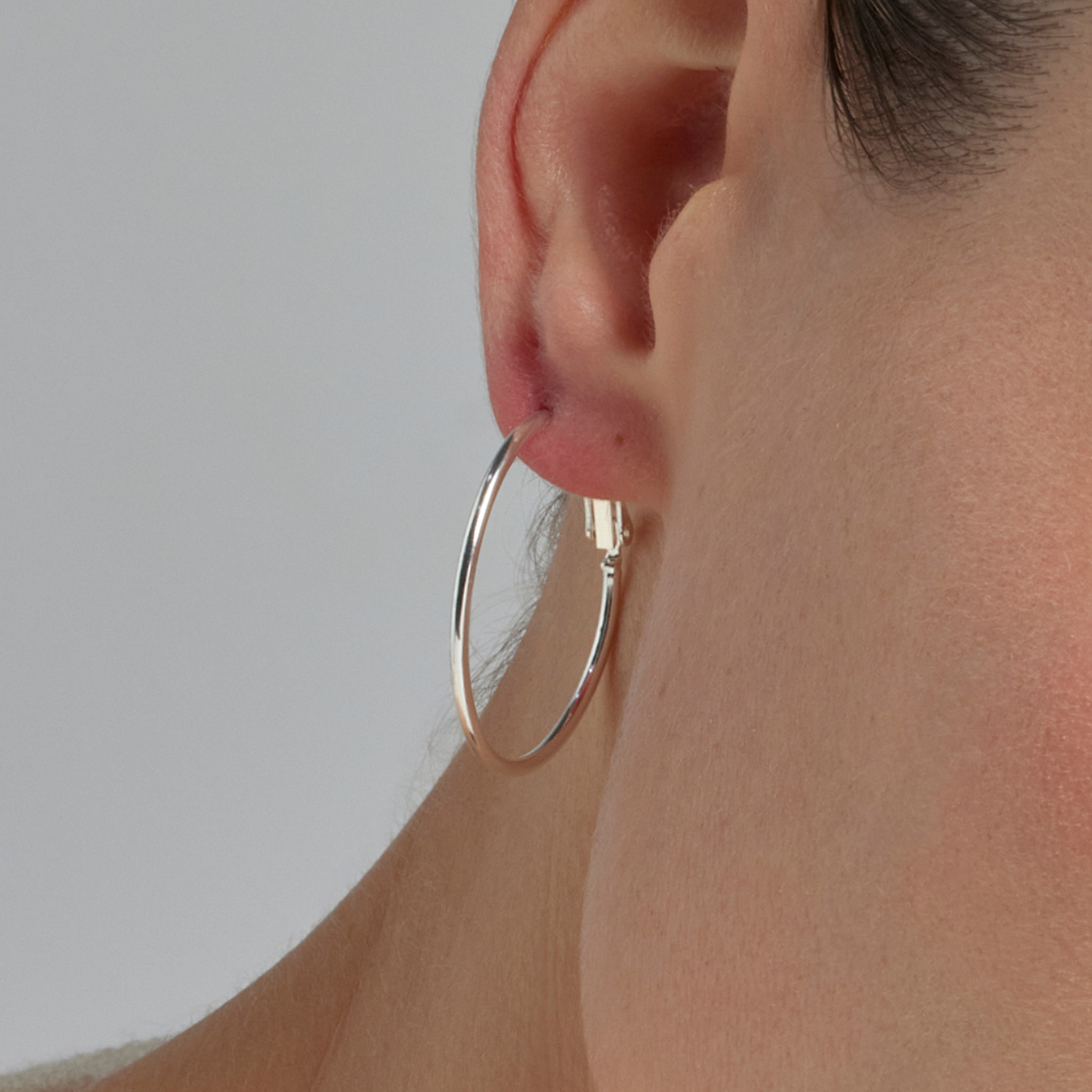Pendientes de 30mm de diámetro acabados en rodio
