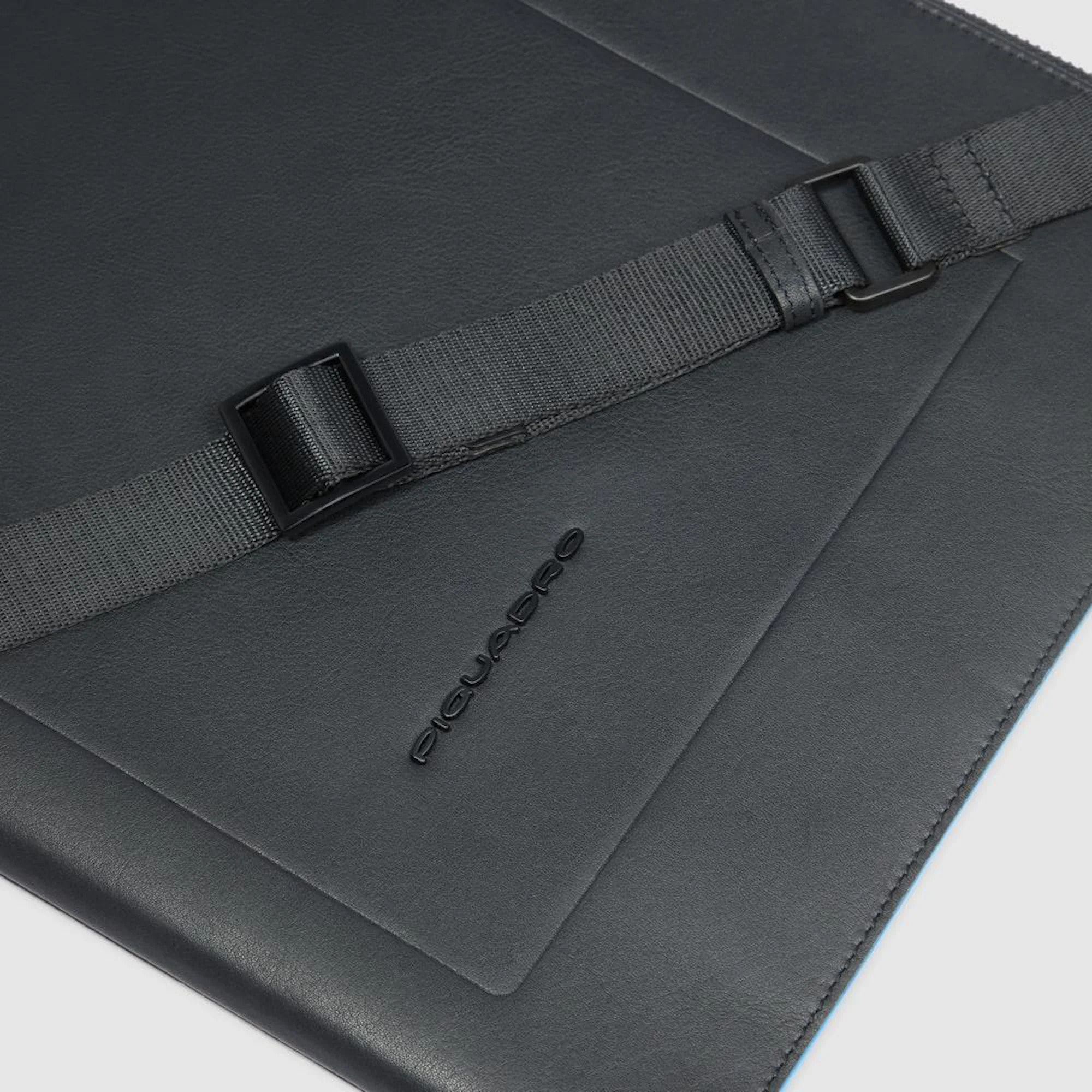 Piquadro Pochette porta iPad® in pelle con tasca per AirPods®, protezioni antiurto e RFID