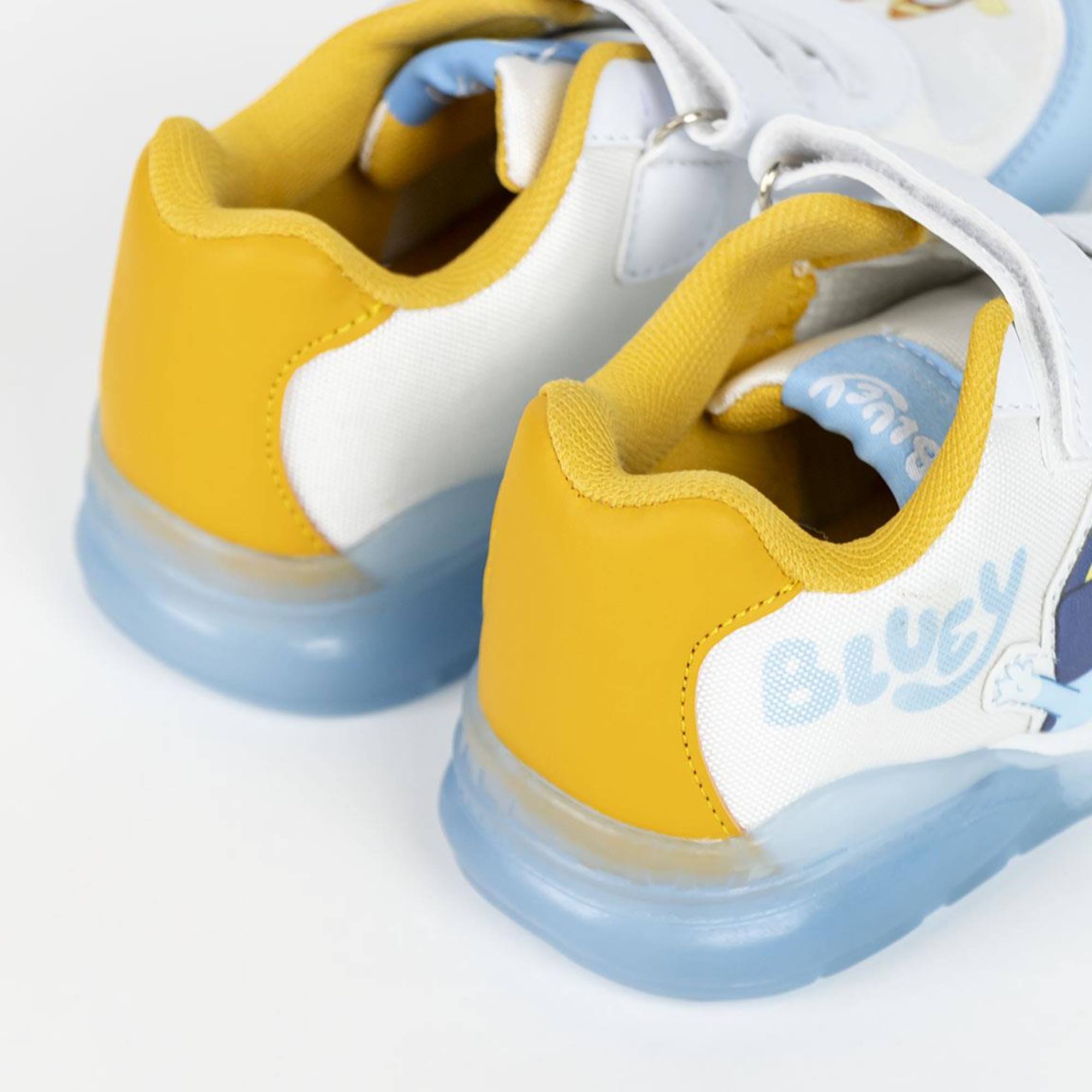 Zapatilla deportiva infantil suela ligera con luces "Bluey"