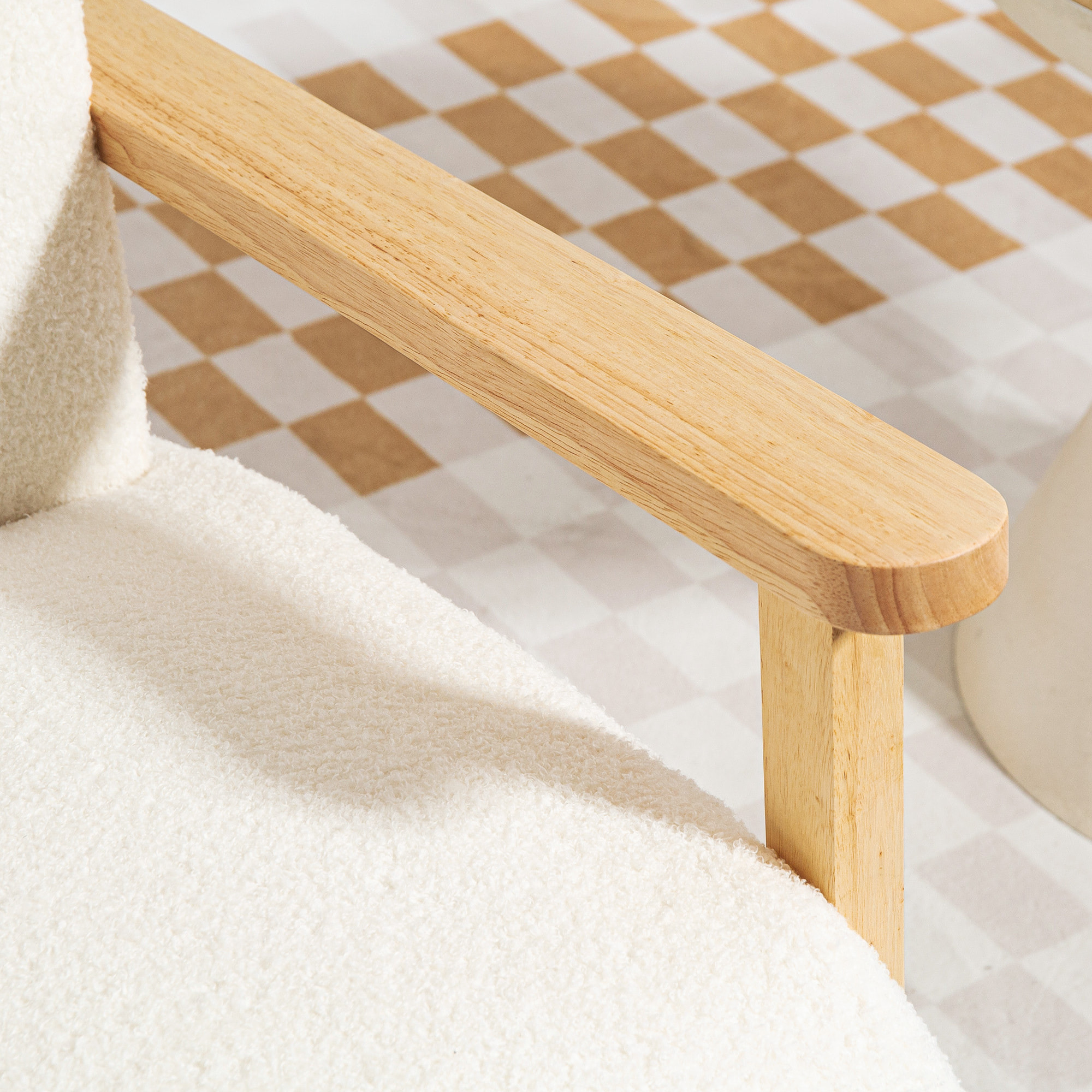Fauteuil lounge style nordique effet laine bouclée crème structure bois