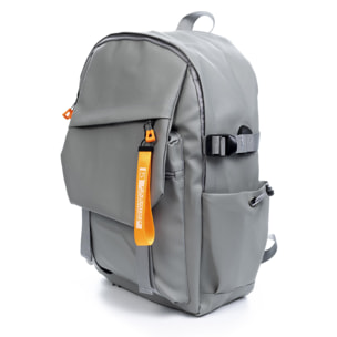 Mochila multi compartimento, porta Laptop 15.6''. Capa impermeable. Adaptable a Trolley. Toma USB externa.