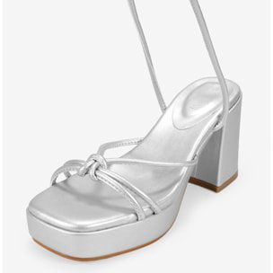 Sandalias de tacón plateadas con cuerdas