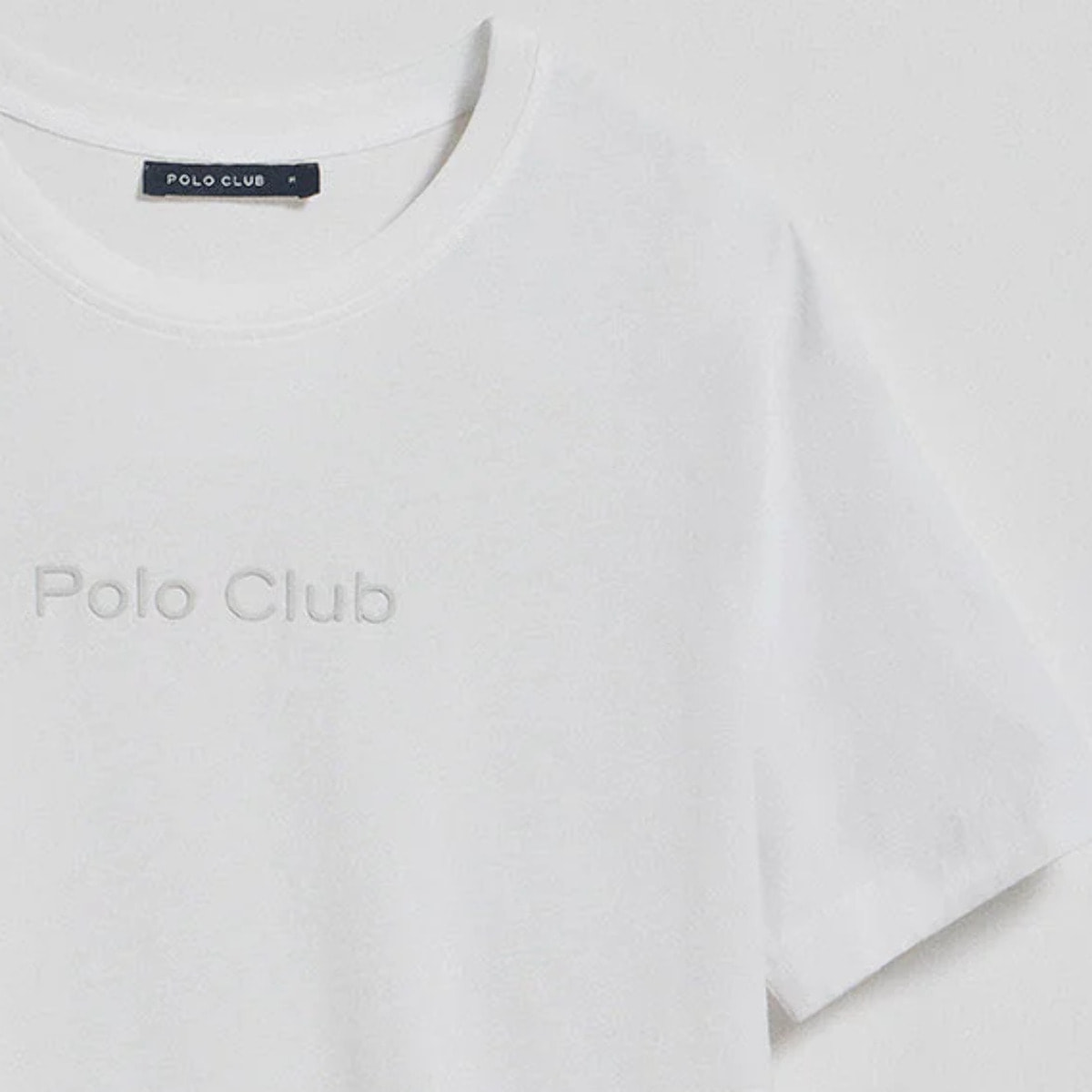 Camiseta blanca de manga corta y cuello redondo con logotipo Polo Club