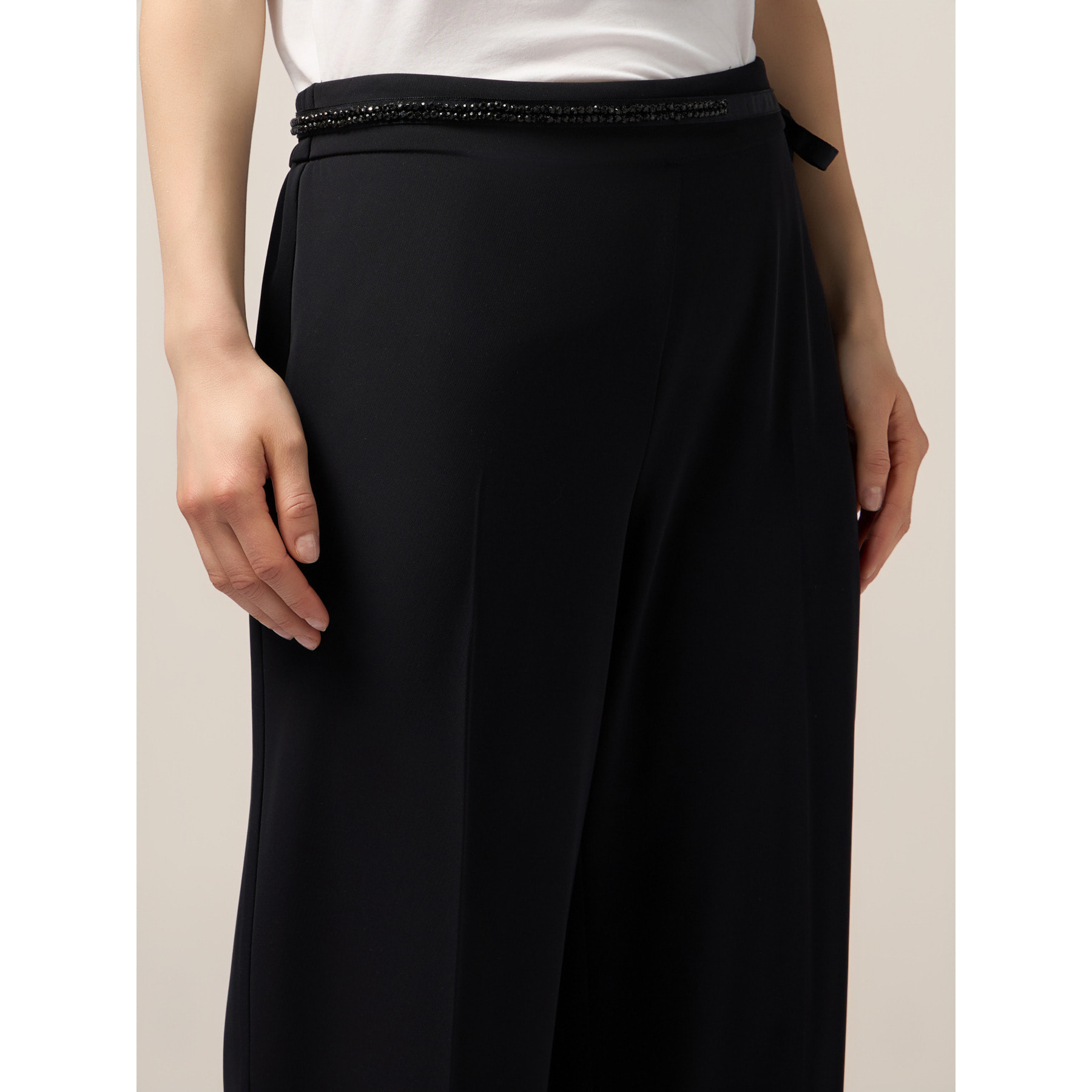 Oltre - Pantalones fluidos con cinturón joya - Negro
