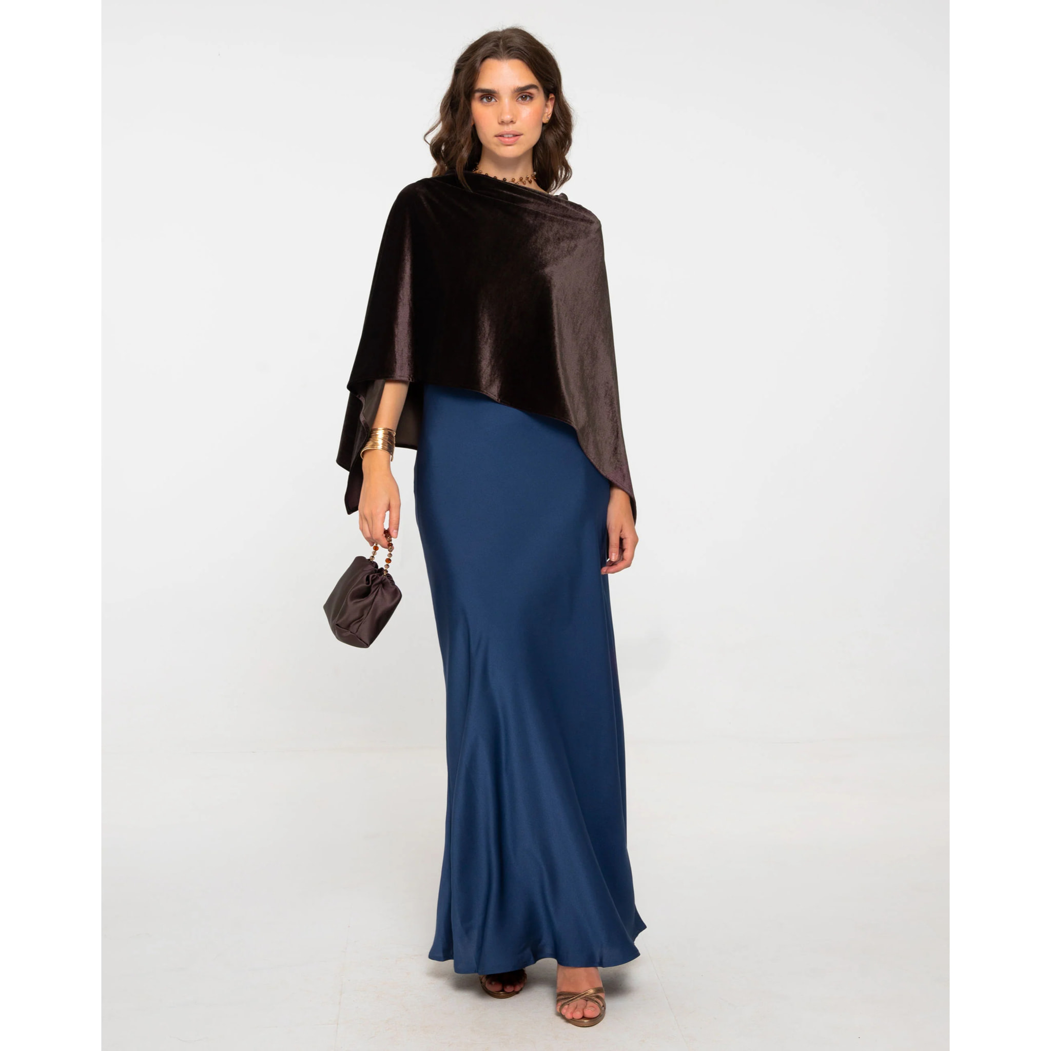 Vestido largo con escote asimétrico