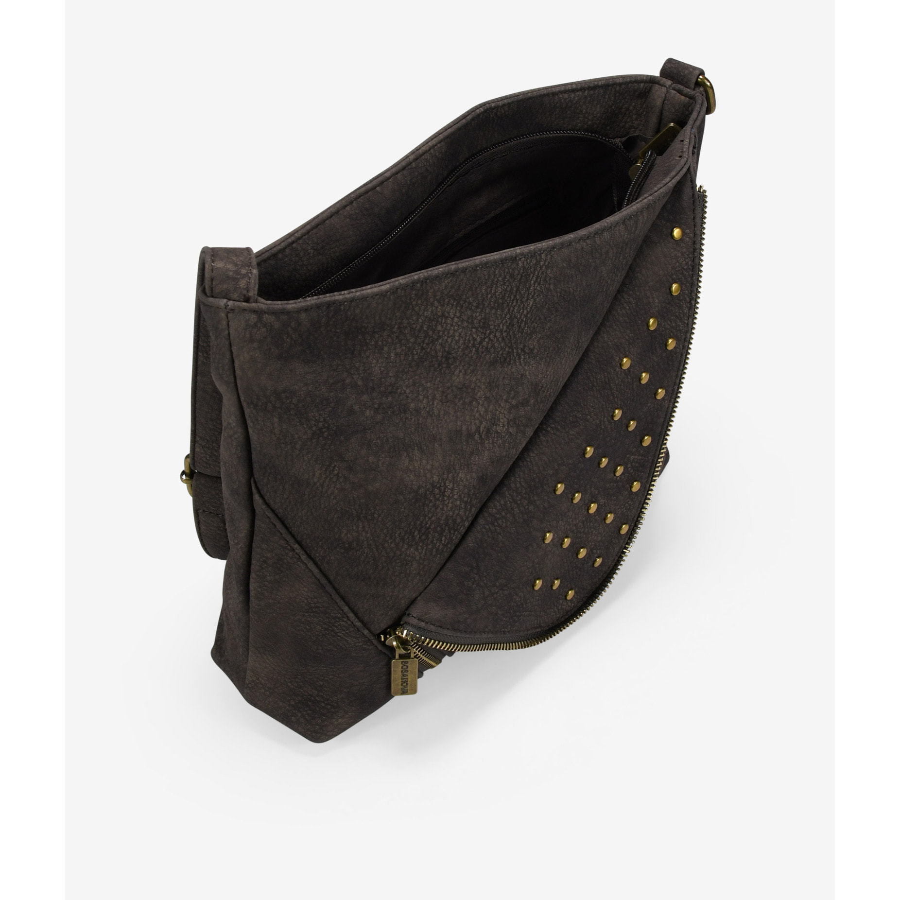 Bolso bandolera marrón con solapa de tachas