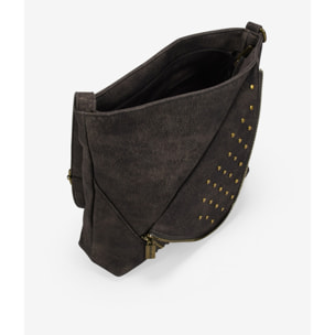 Bolso bandolera marrón con solapa de tachas