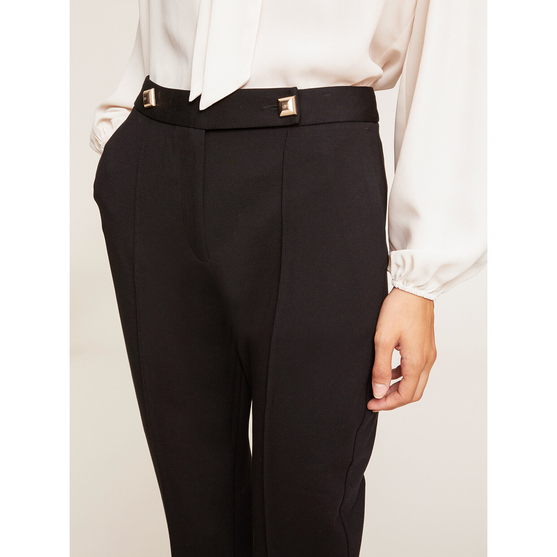 Motivi - Pantalones de pierna regular con detalle de botones - Negro