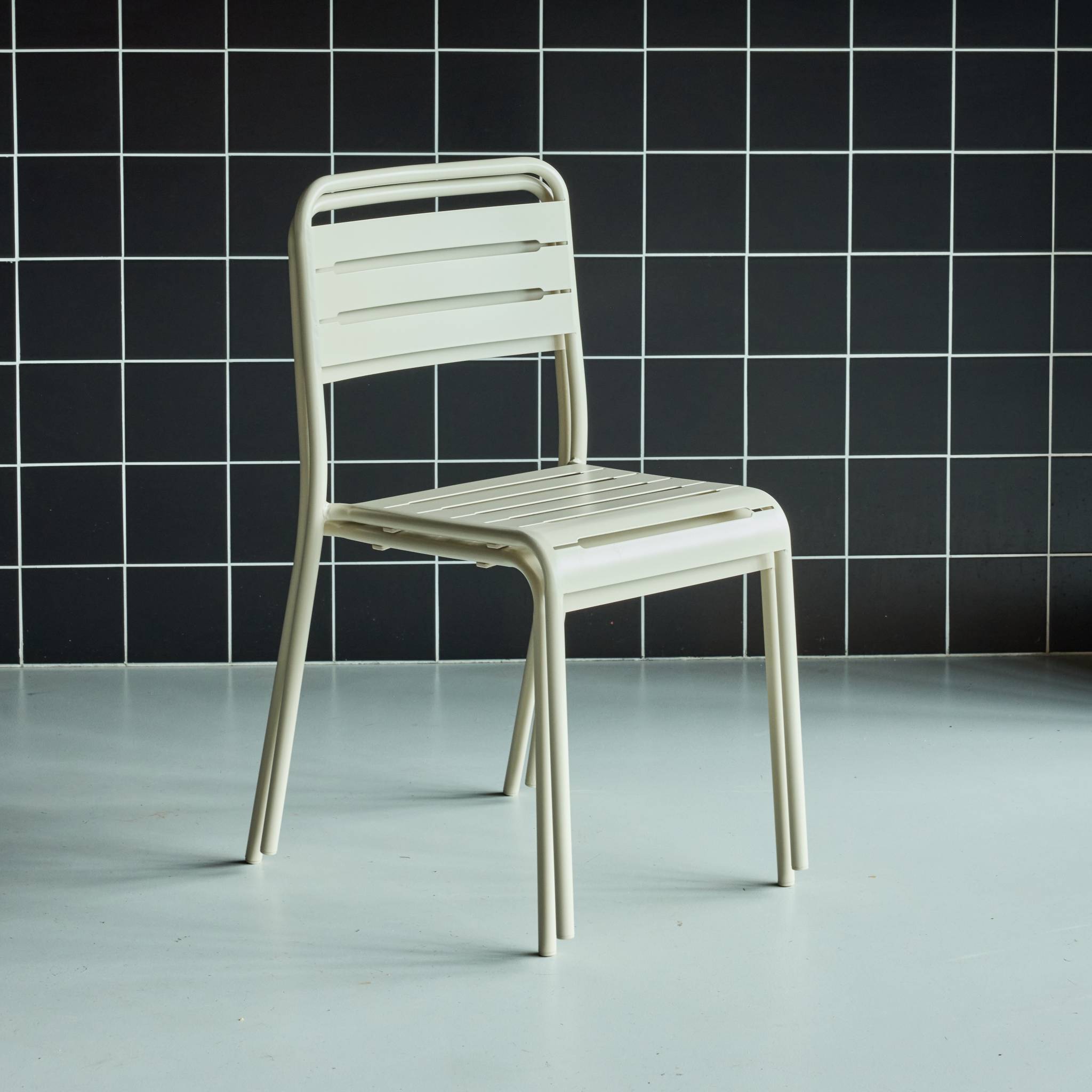 Lot de 2 chaises de jardin acier. 2 places. beige. Amelia. L44 x P52 x H79cm