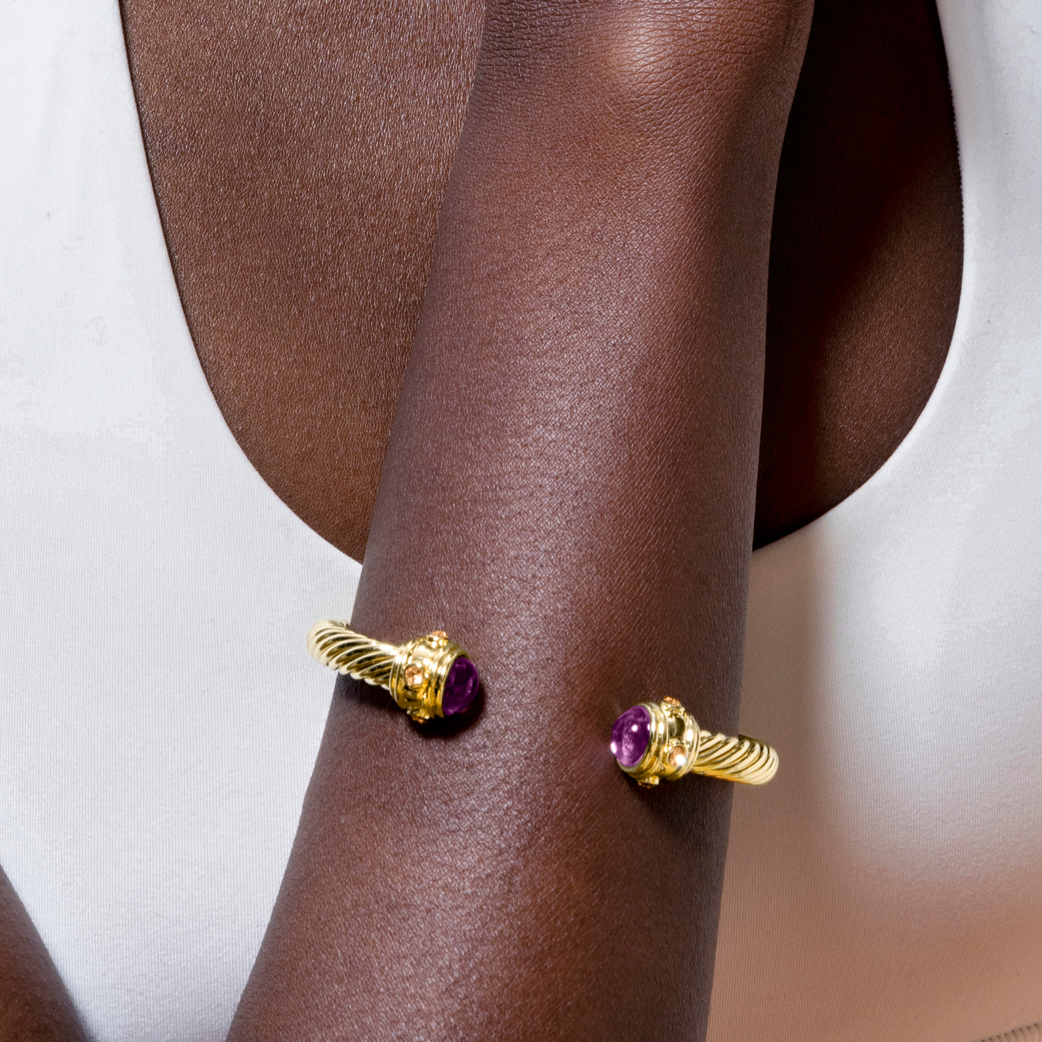 Brazalete de Cristal Morado acabado en oro amarillo de 18k
