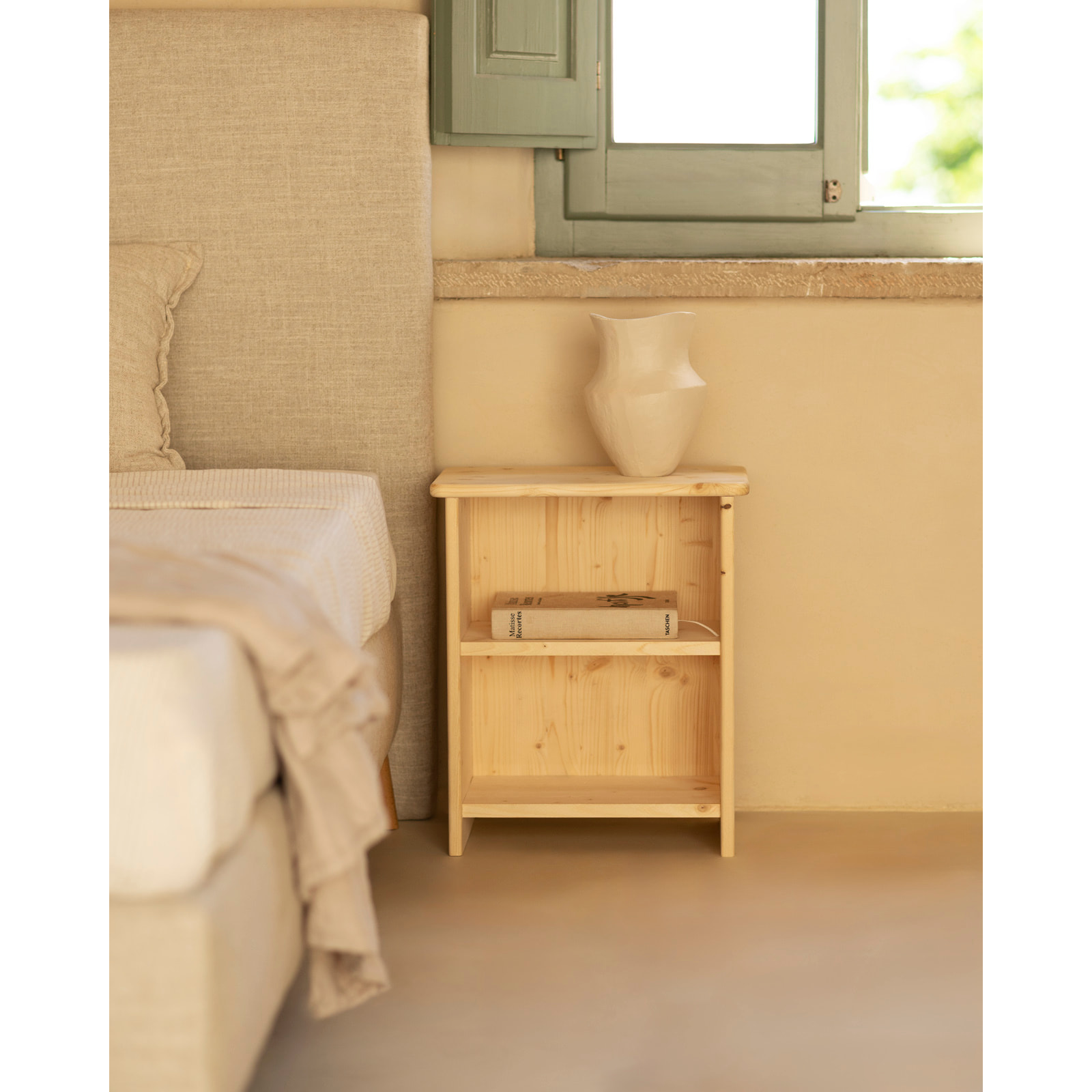 Mesita de noche de madera maciza en tono natural de 50x42cm Alto: 50 Largo: 42 Ancho: 27