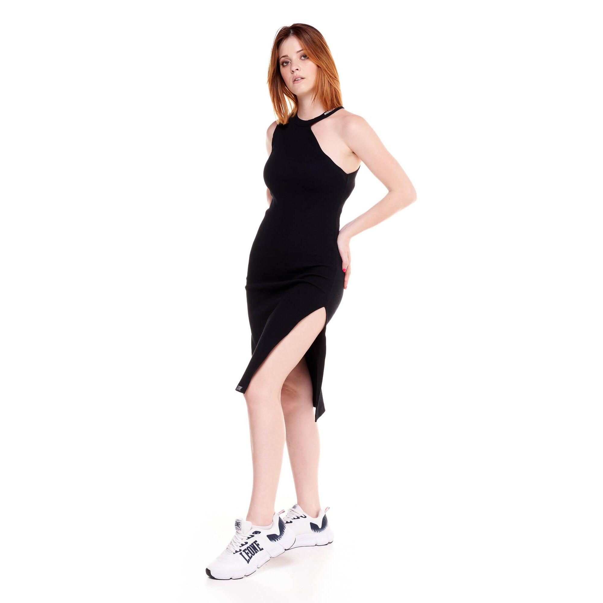 Vestido de mujer de un solo hombro en blanco y negro.