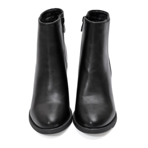 Stivaletto in simil pelle con tacco