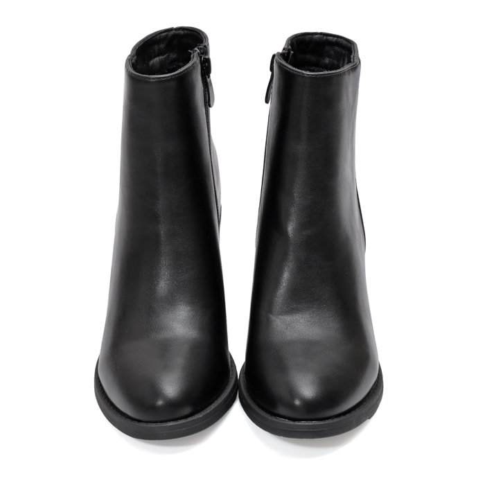 Stivaletto in simil pelle con tacco