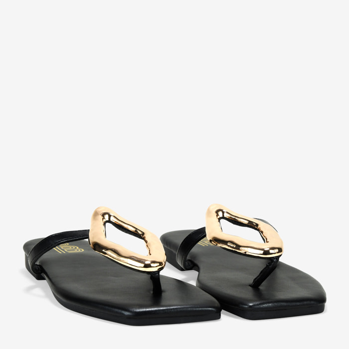 Sandalias de dedo negras con pieza metálica