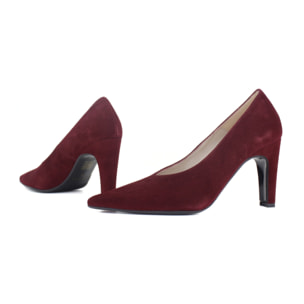 Salón de ante color burdeos con escote en pico. Tacón de 9 cm