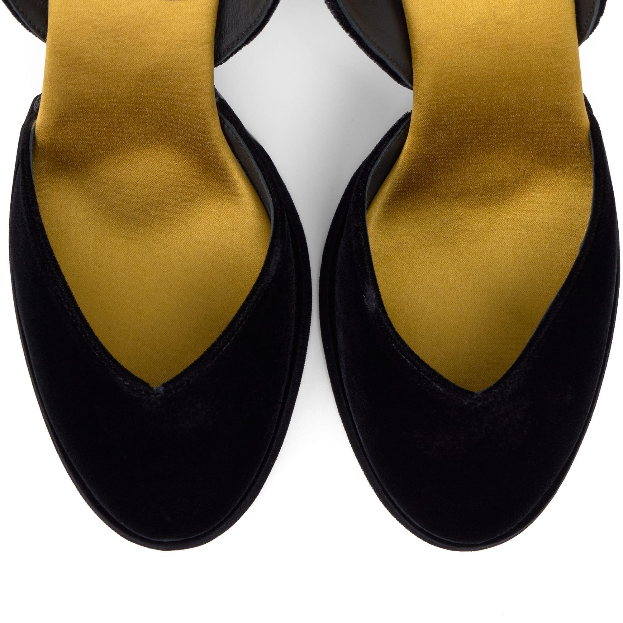 Zapato de tacón Verona en terciopelo con cierre de hebilla