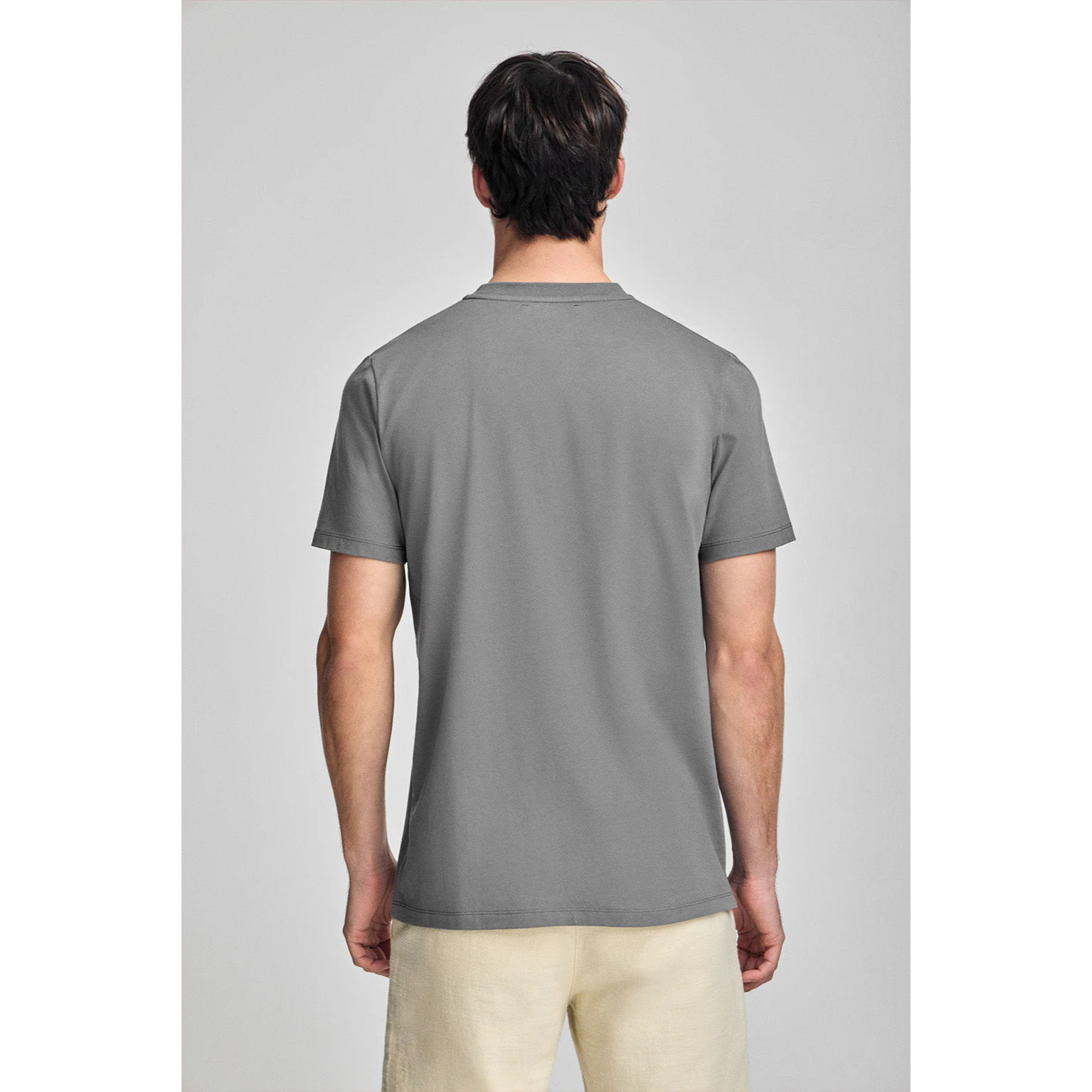 Camiseta gris asfalto de cuello redondo y logo engomado