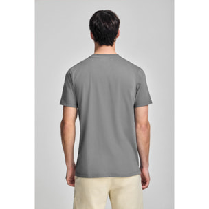 Camiseta gris asfalto de cuello redondo y logo engomado