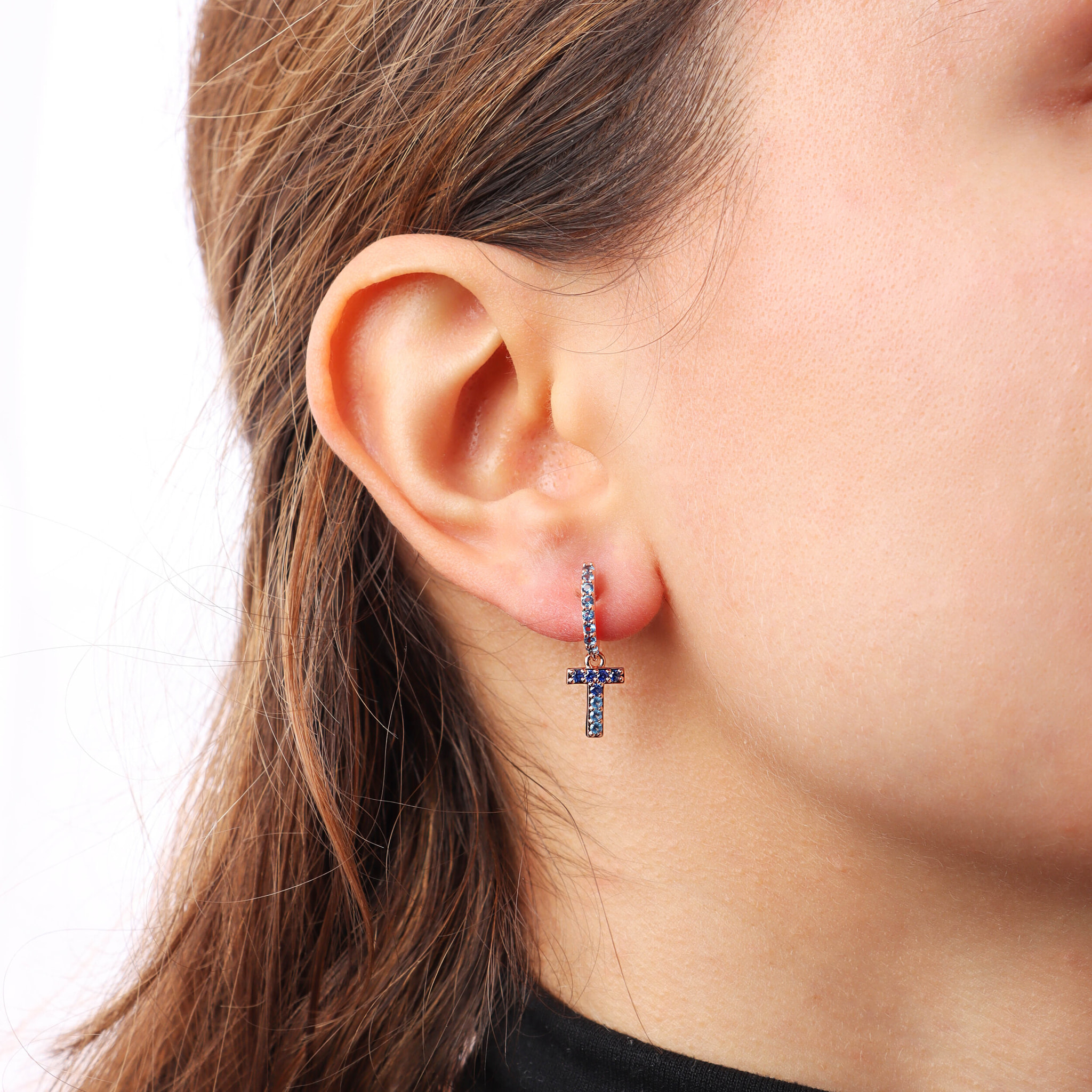 Orecchino Pendente con Lettera T in Pavé di Cubic Zirconia Blu