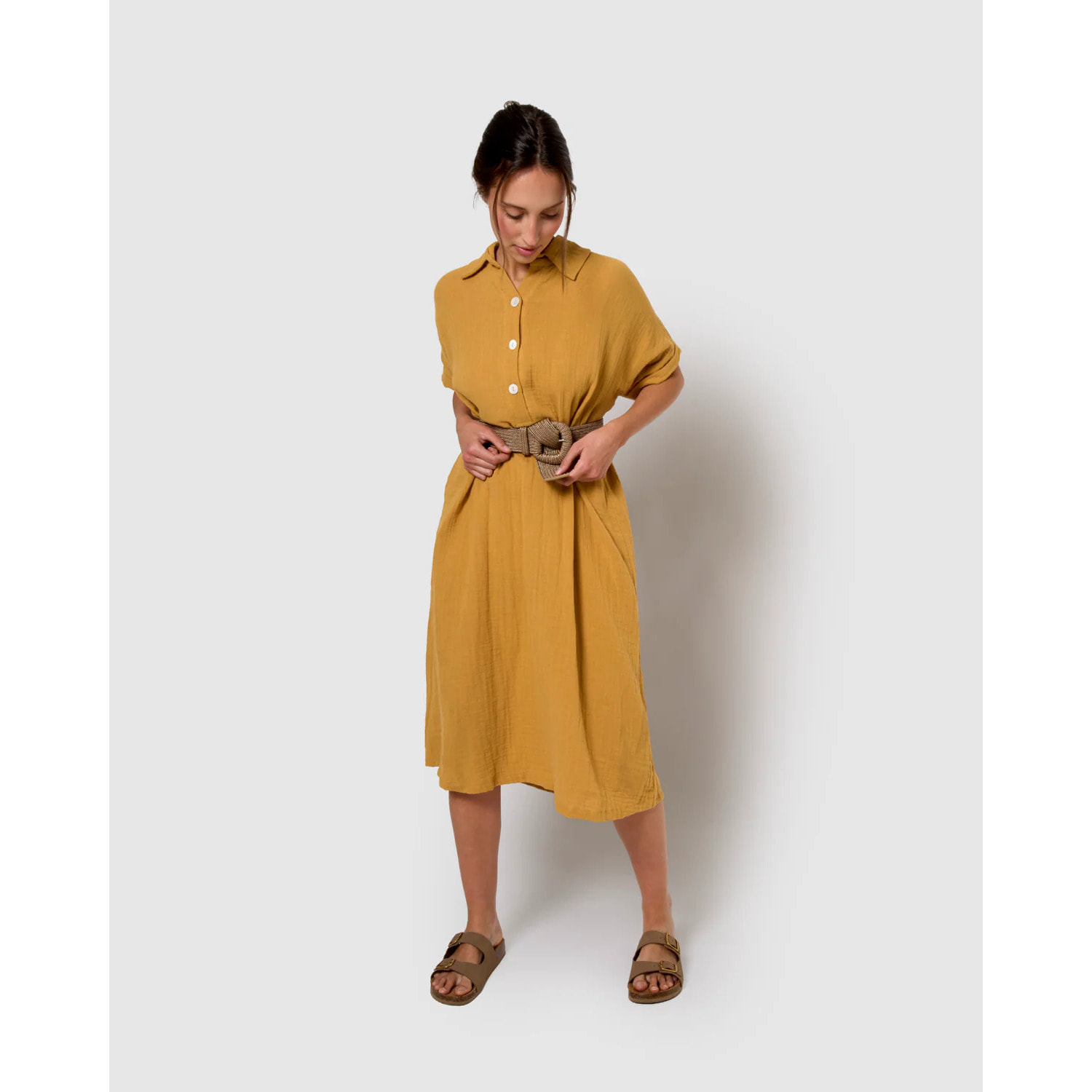 Vestido midi manga fluida muselina ocre
