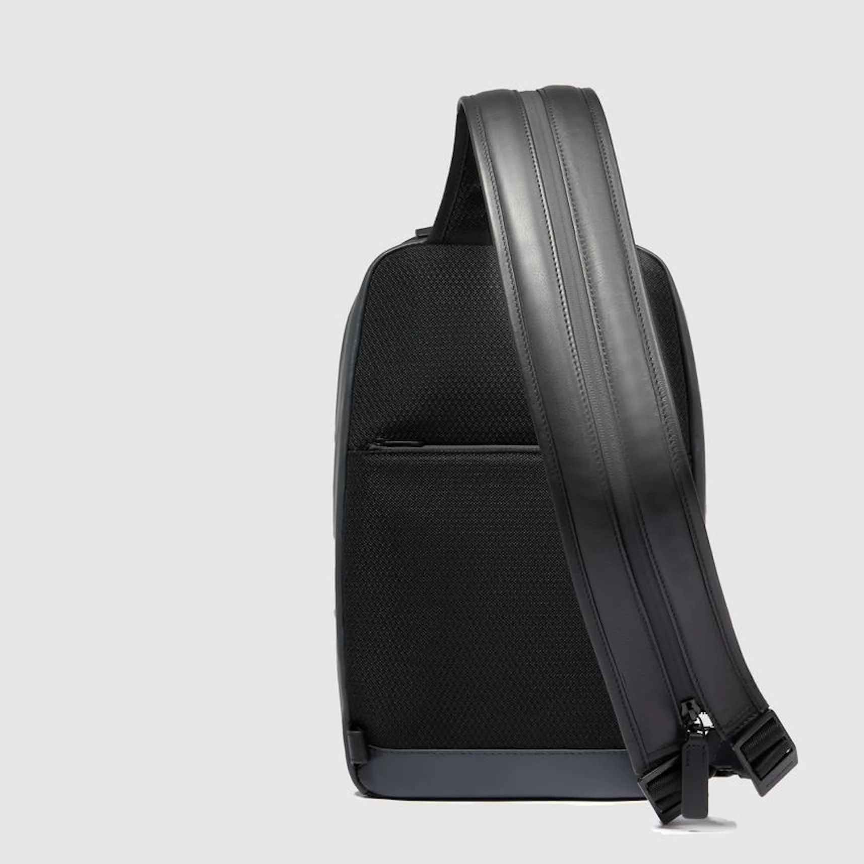 Piquadro Zaino monospalla porta iPad® con tasca per AirPods® e protezione RFID