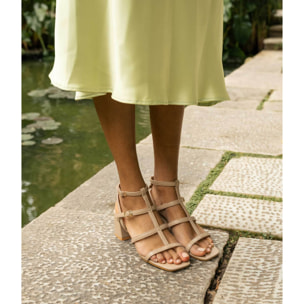 Sandalias de tacón beige con tiras y hebilla