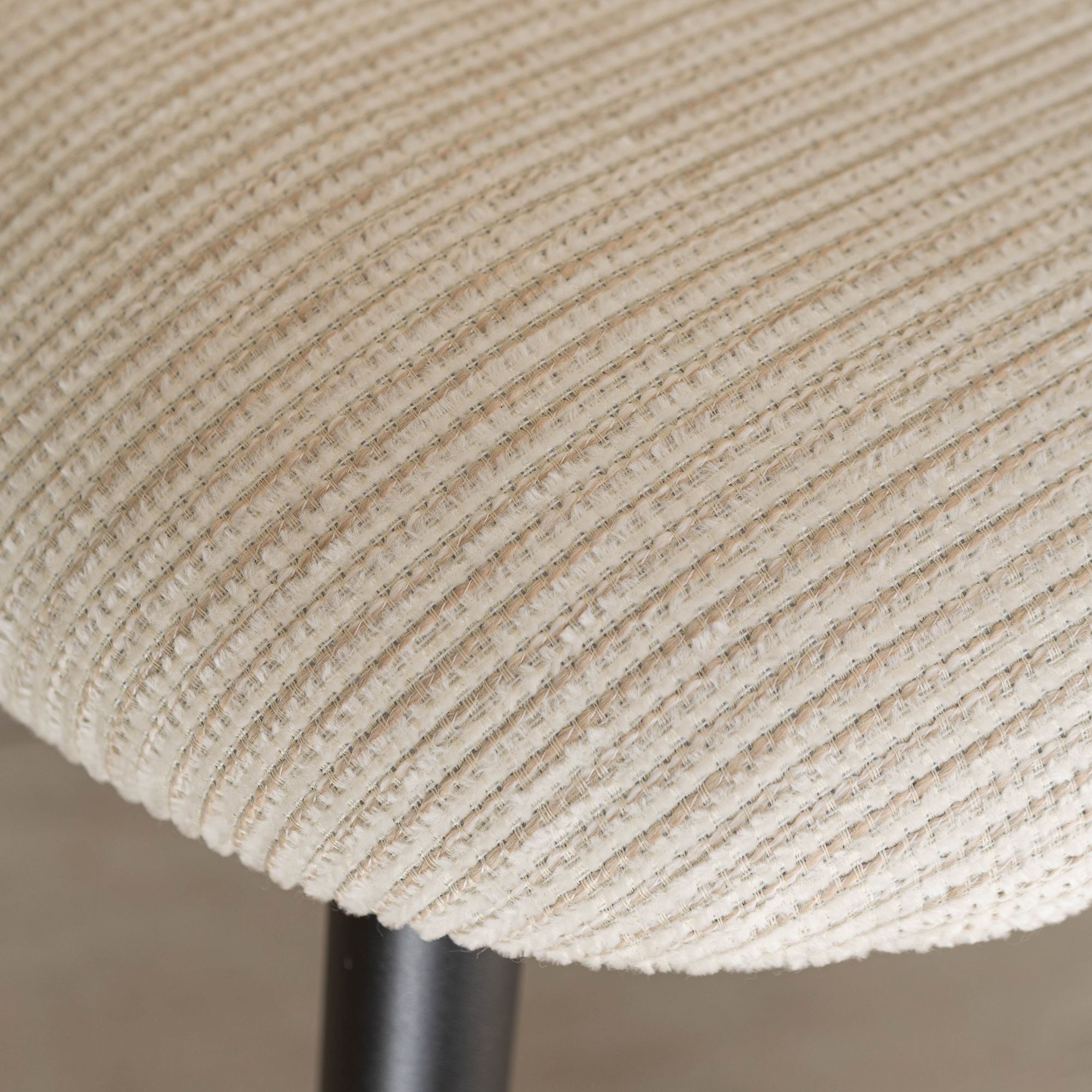 Ensemble table 200cm effet noyer et 6 fauteuils en tissu écru LEONIE