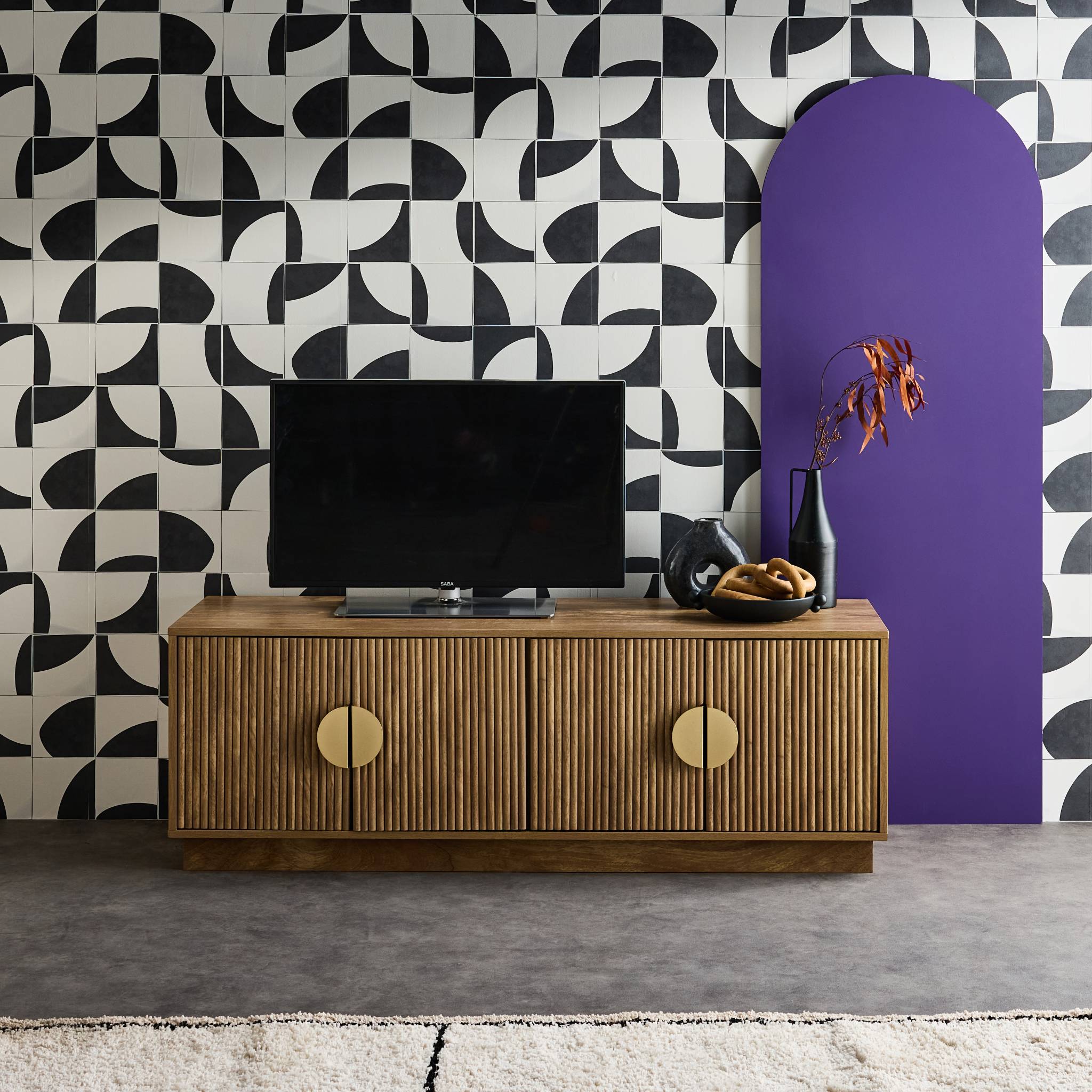 Meuble TV exotique 4 portes effet bois de manguier. poignées en métal doré L 140 x P 40 x H 48cm