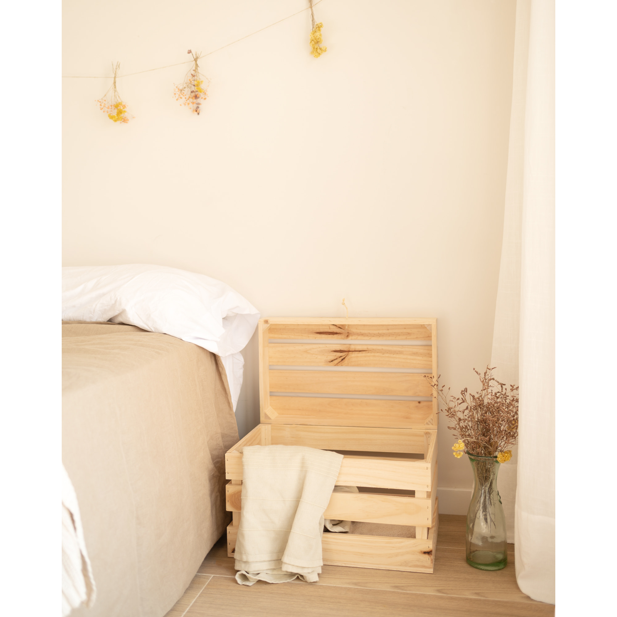 Baúl de madera maciza en tono natural de 49x30x33cm Alto: 29.5 Largo: 49 Ancho: 33