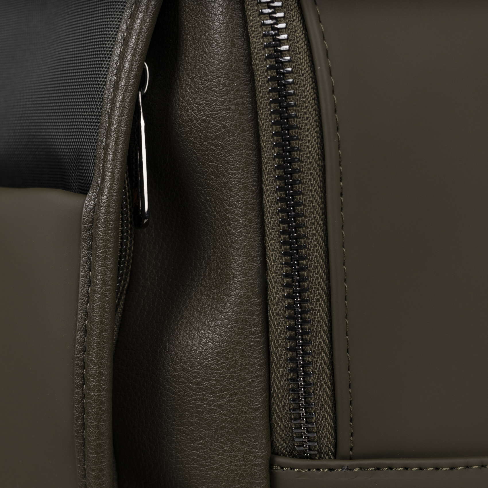 Mochila Kaki de Gran Capacidad con Compartimento para Botella JUNGLE BACKPACK SQUARE