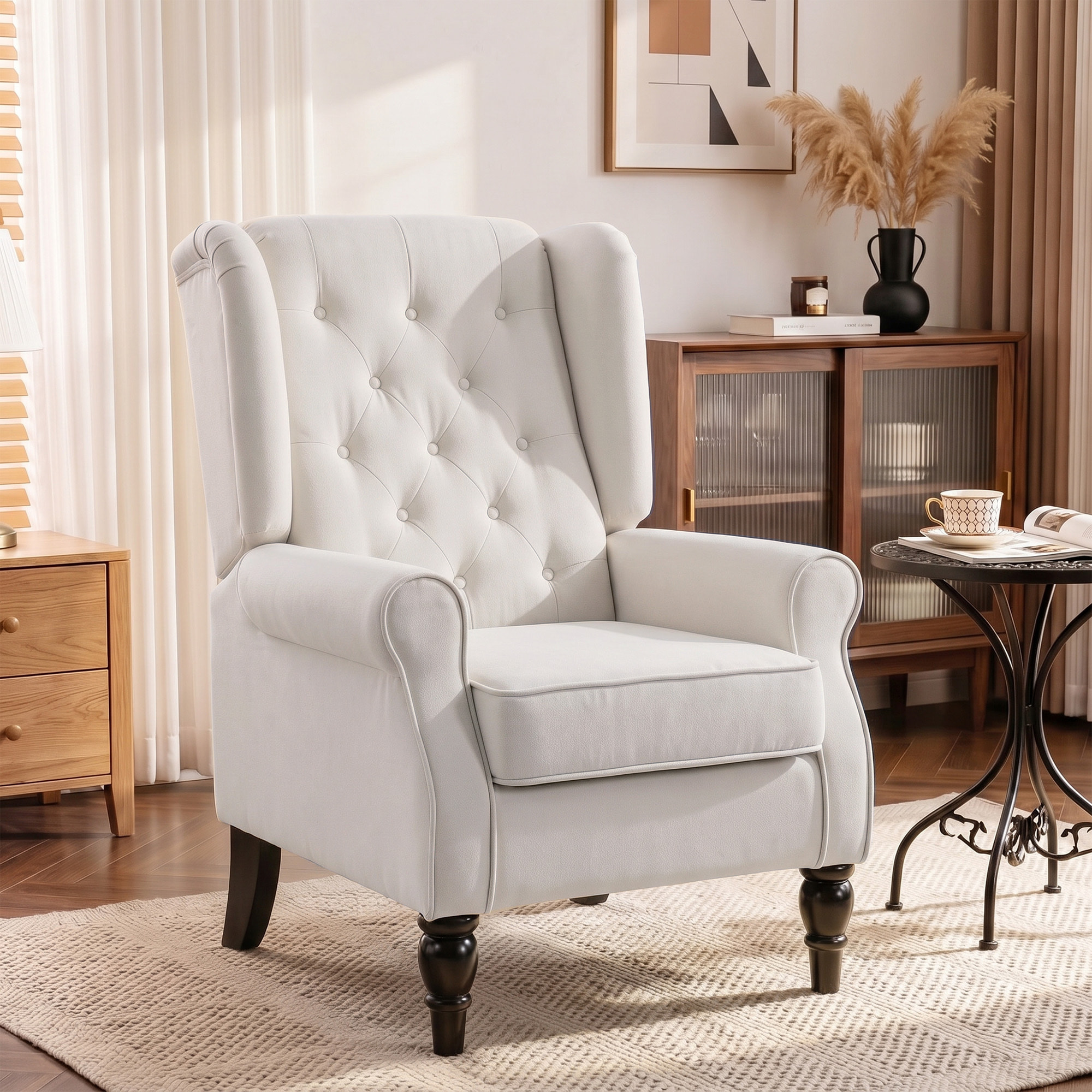 Fauteuil à oreilles style Chesterfield dossier capitonné grand confort bois noir tissu crème