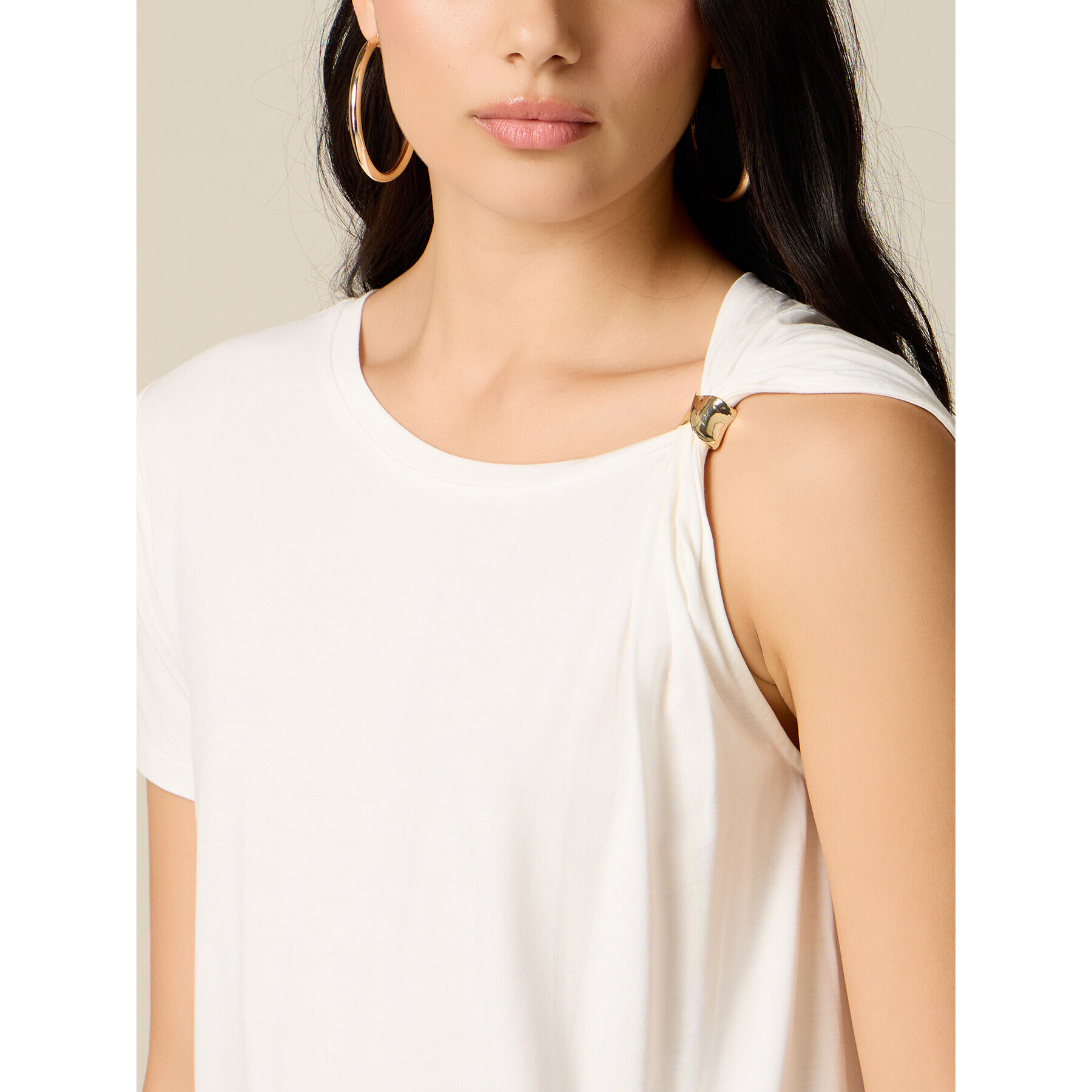 Oltre - T-shirt monospalla con accessorio metallico - Bianco