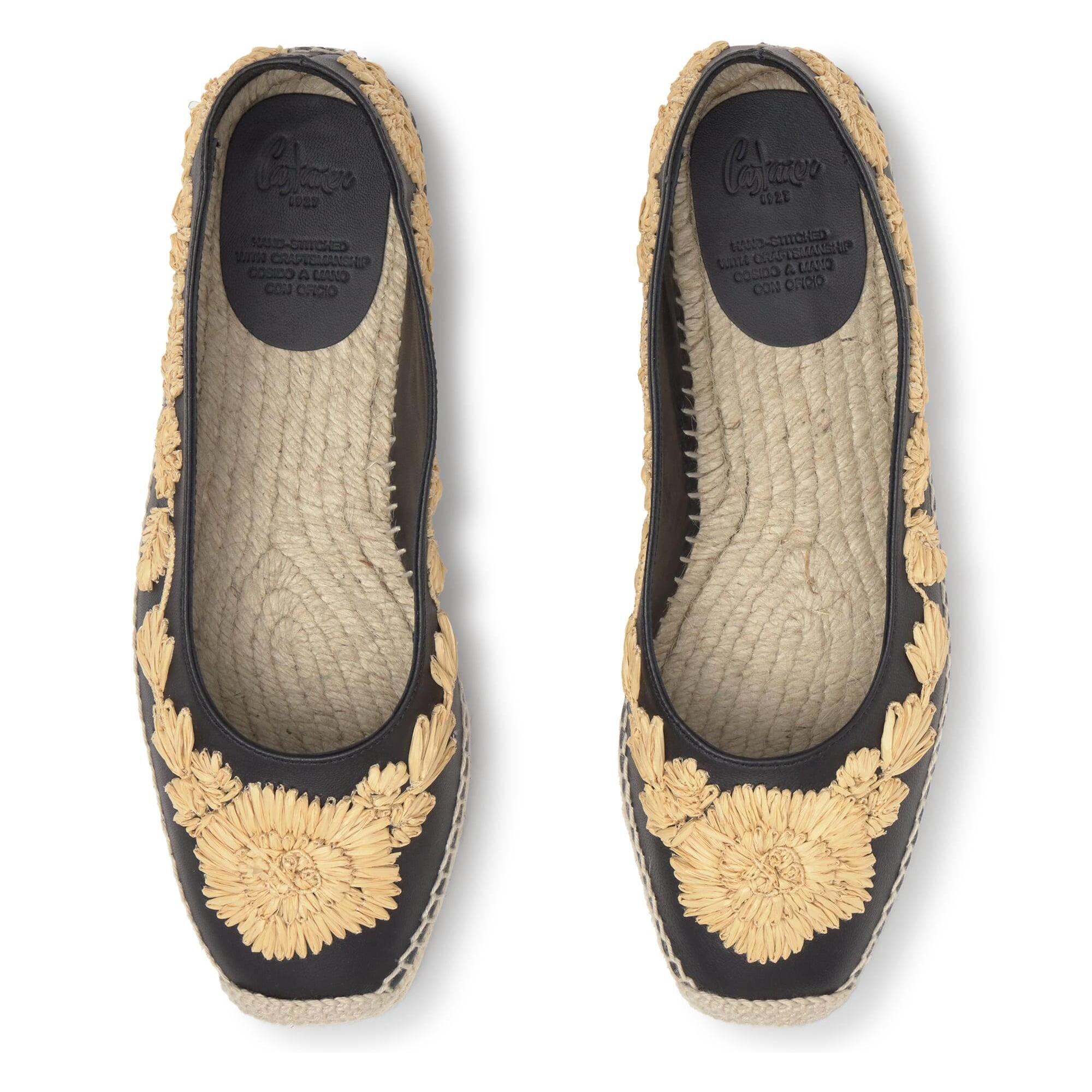 Alpargata Paris plana estilo bailarina en napa con motivos florales bordados