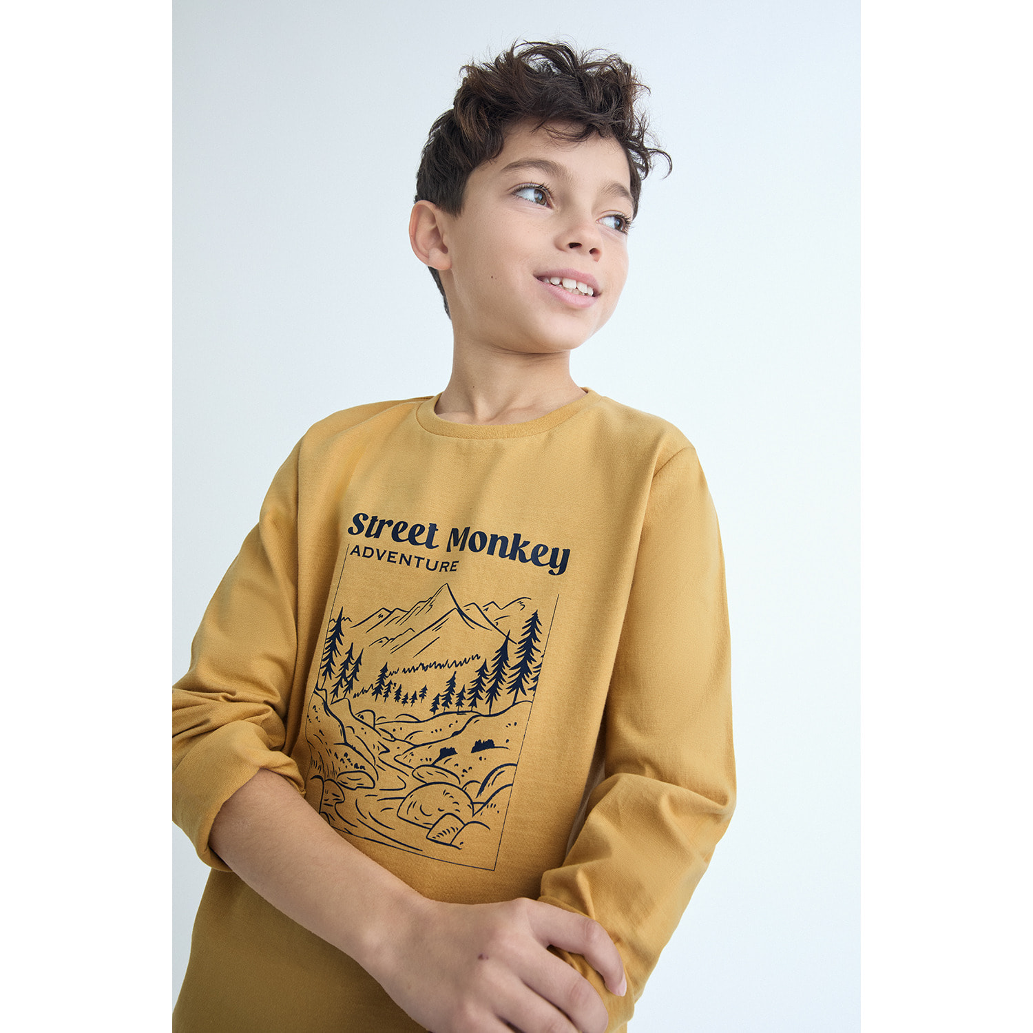 Camiseta niño mostaza de manga larga, ilustración de montaña estilo aventura y cuello redondo | Color: Mostaza | Street Monkey