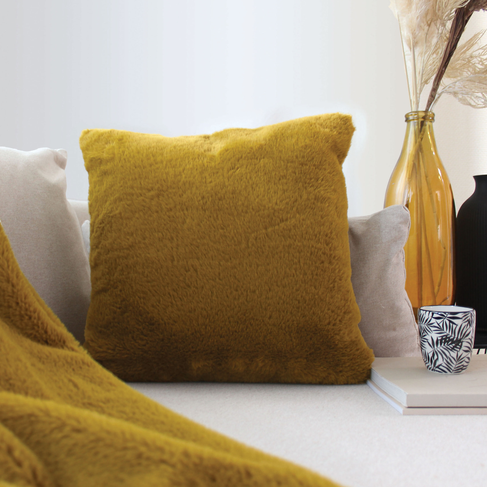 Coussin décoratif imitation fourrure toucher ultra doux - Bronze