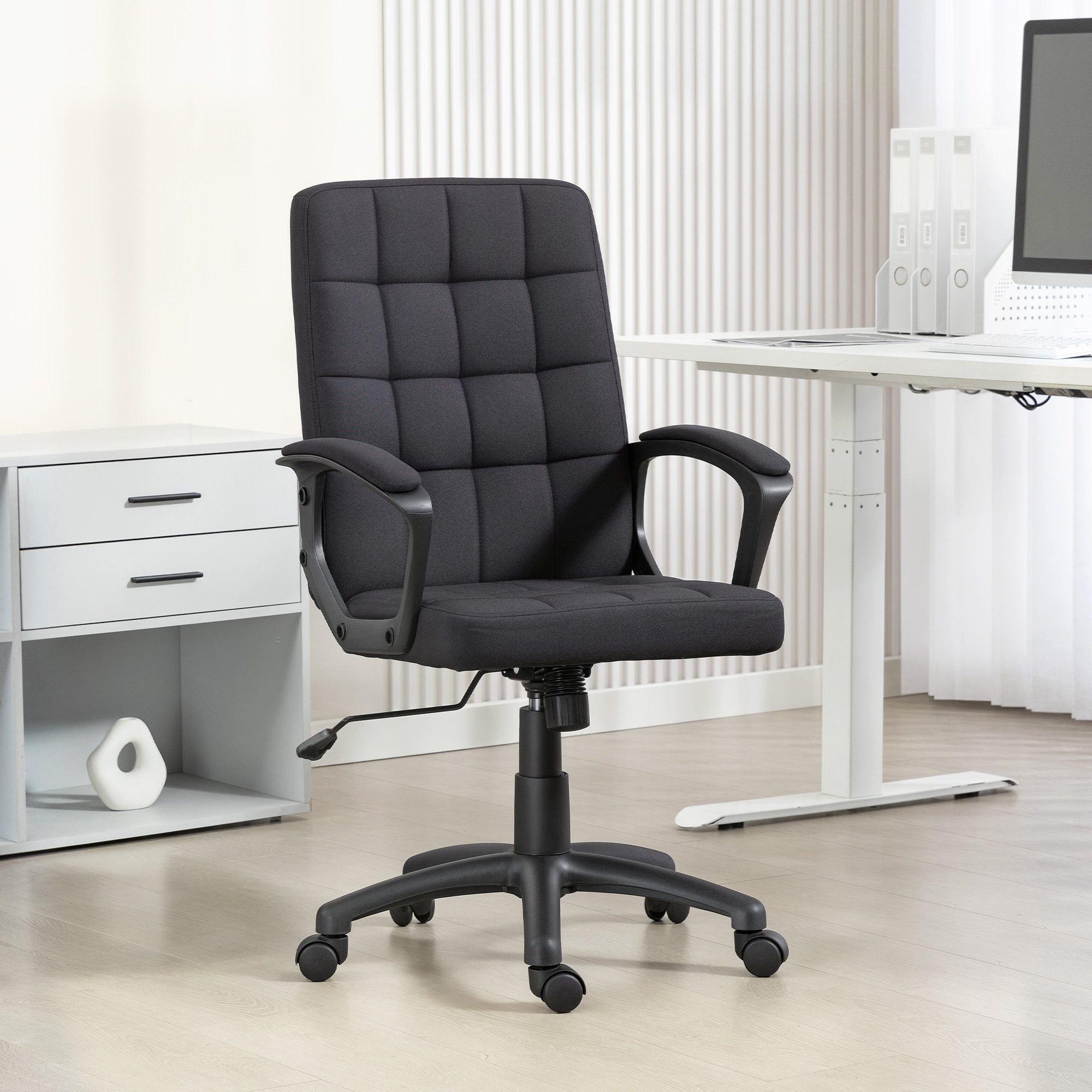 Silla de Oficina, Silla de Escritorio Giratoria, Tapizada en Lino Sintético, Altura Ajustable, Basculante, Respaldo Medio, con Reposabrazos, Ruedas, Negro